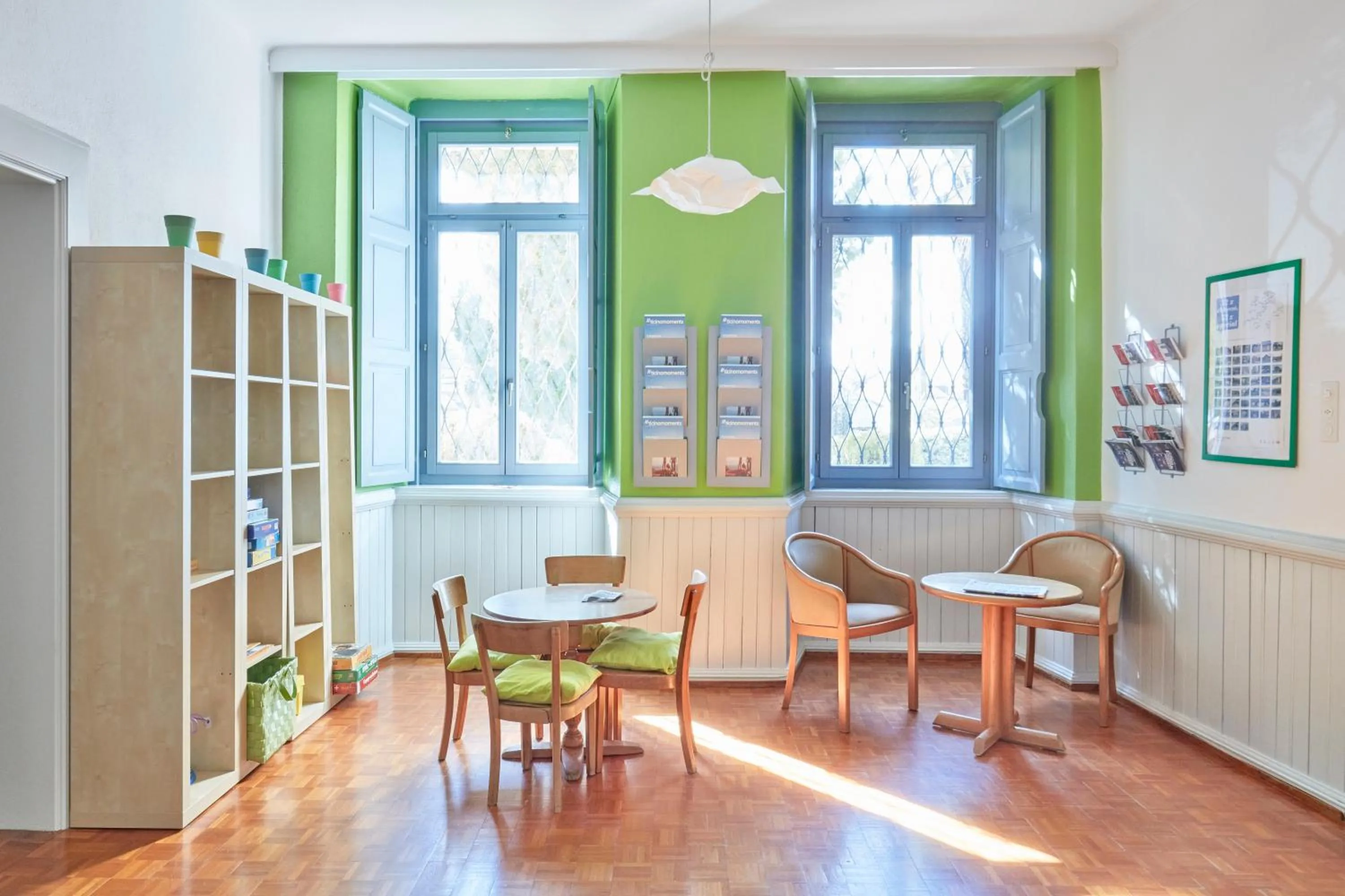 Communal lounge/ TV room in Ostello Montebello - Bellinzona Youth Hostel