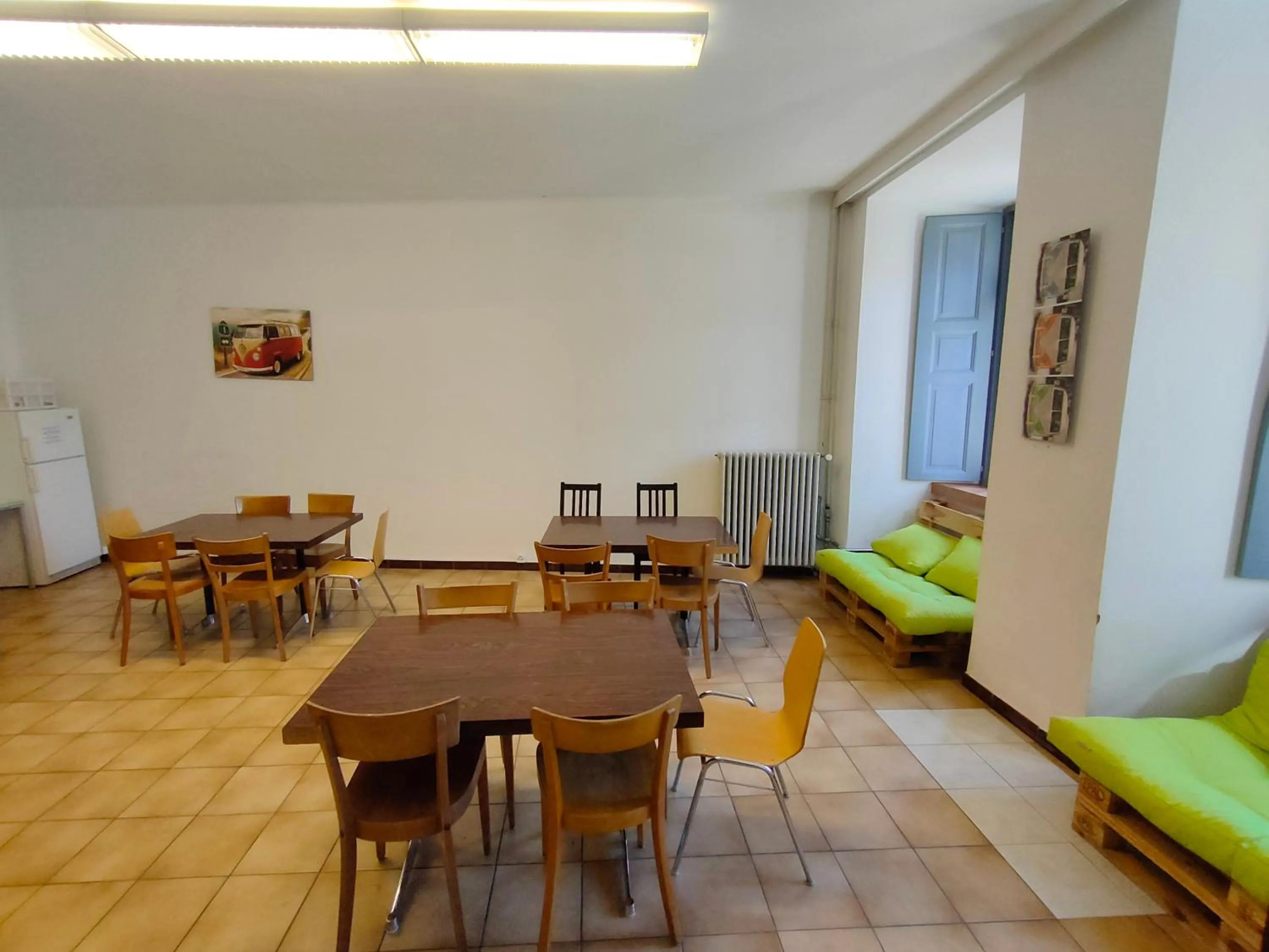 Communal lounge/ TV room in Ostello Montebello - Bellinzona Youth Hostel