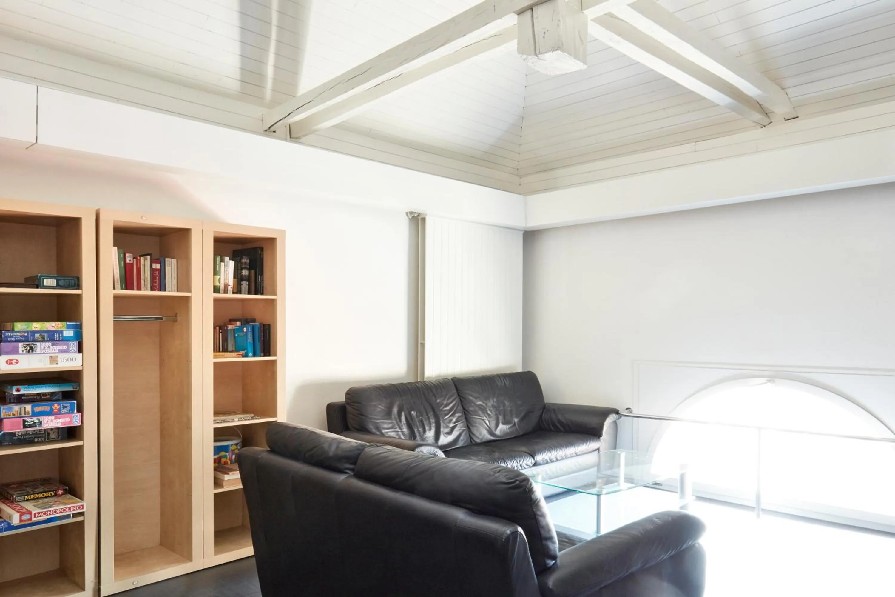 Communal lounge/ TV room in Ostello Montebello - Bellinzona Youth Hostel