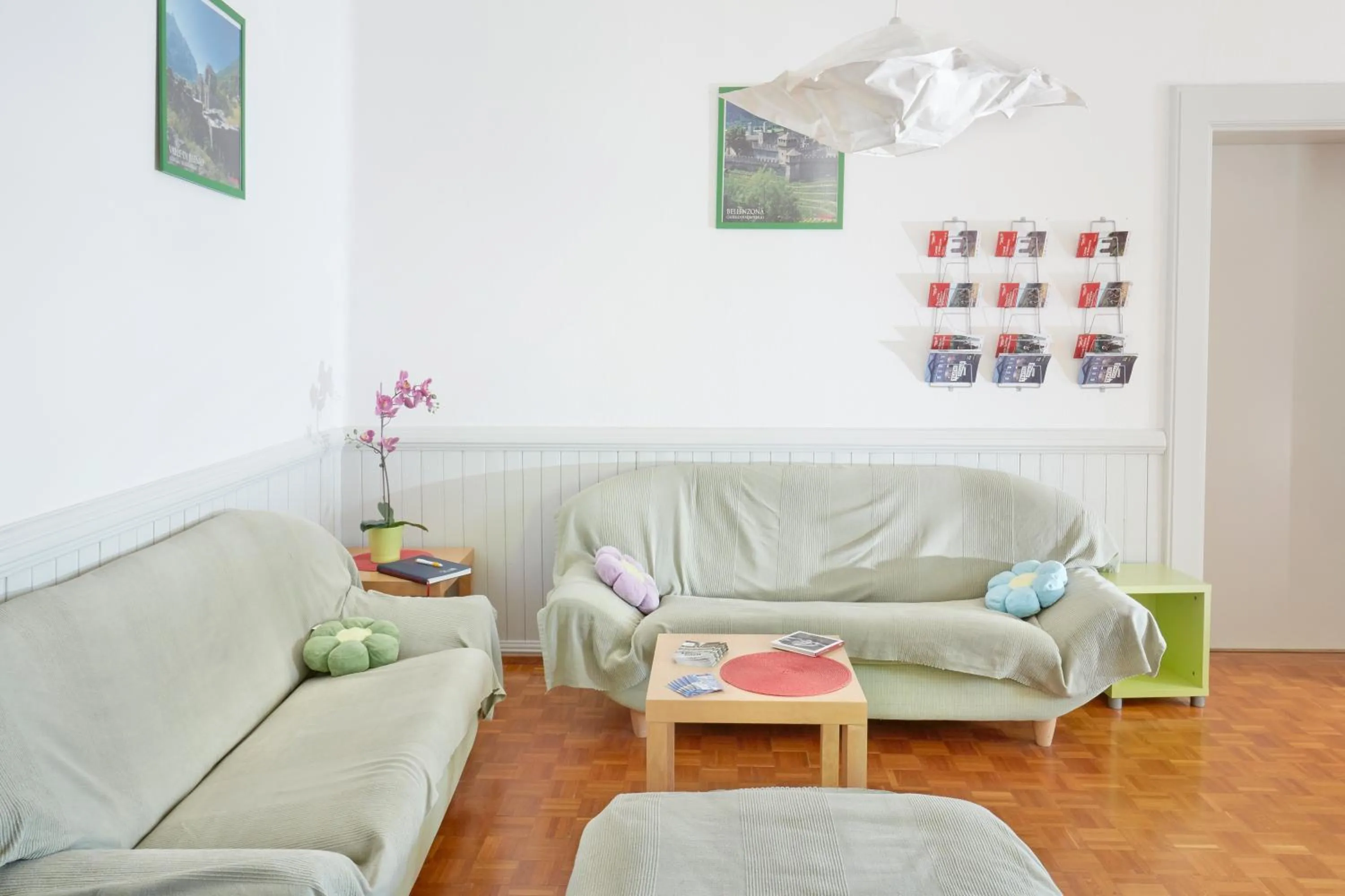 Communal lounge/ TV room in Ostello Montebello - Bellinzona Youth Hostel