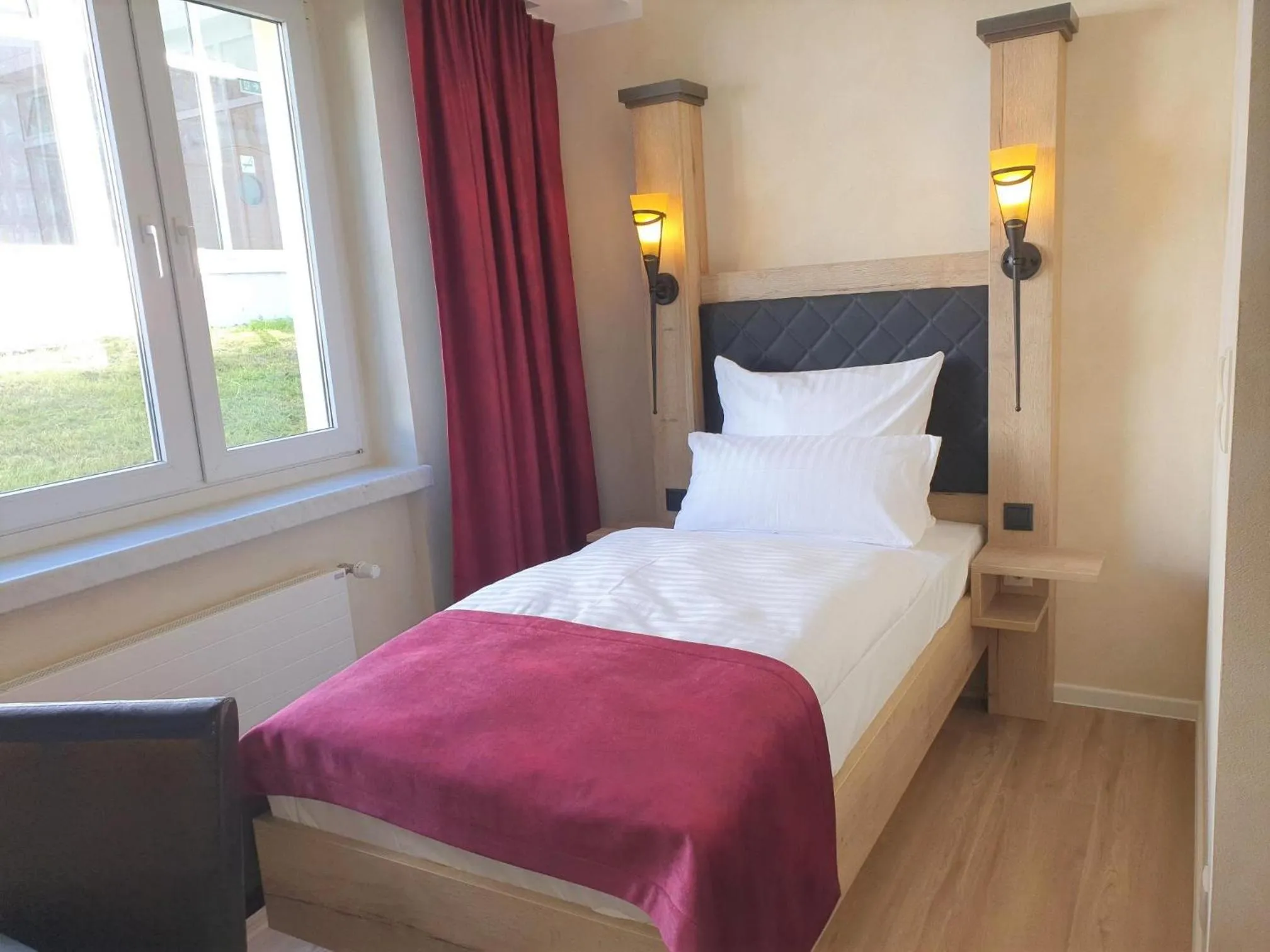 Photo of the whole room, Bed in R&R Hotel Störtebeker
