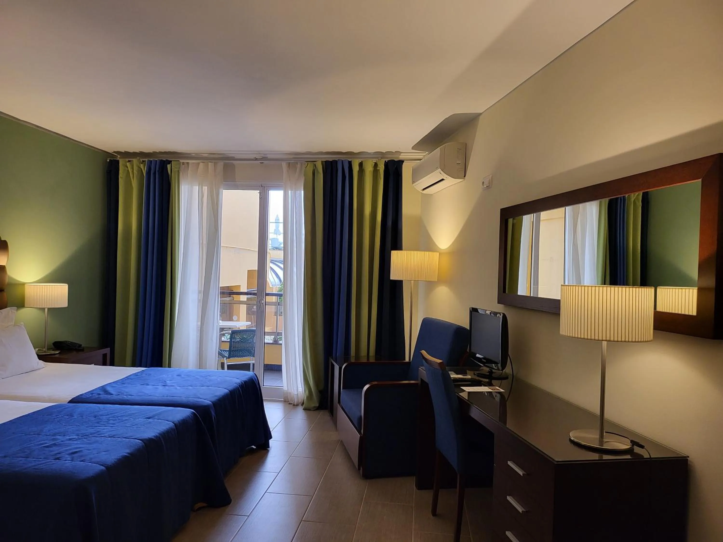 Bedroom, Bed in Hotel Cais da Oliveira