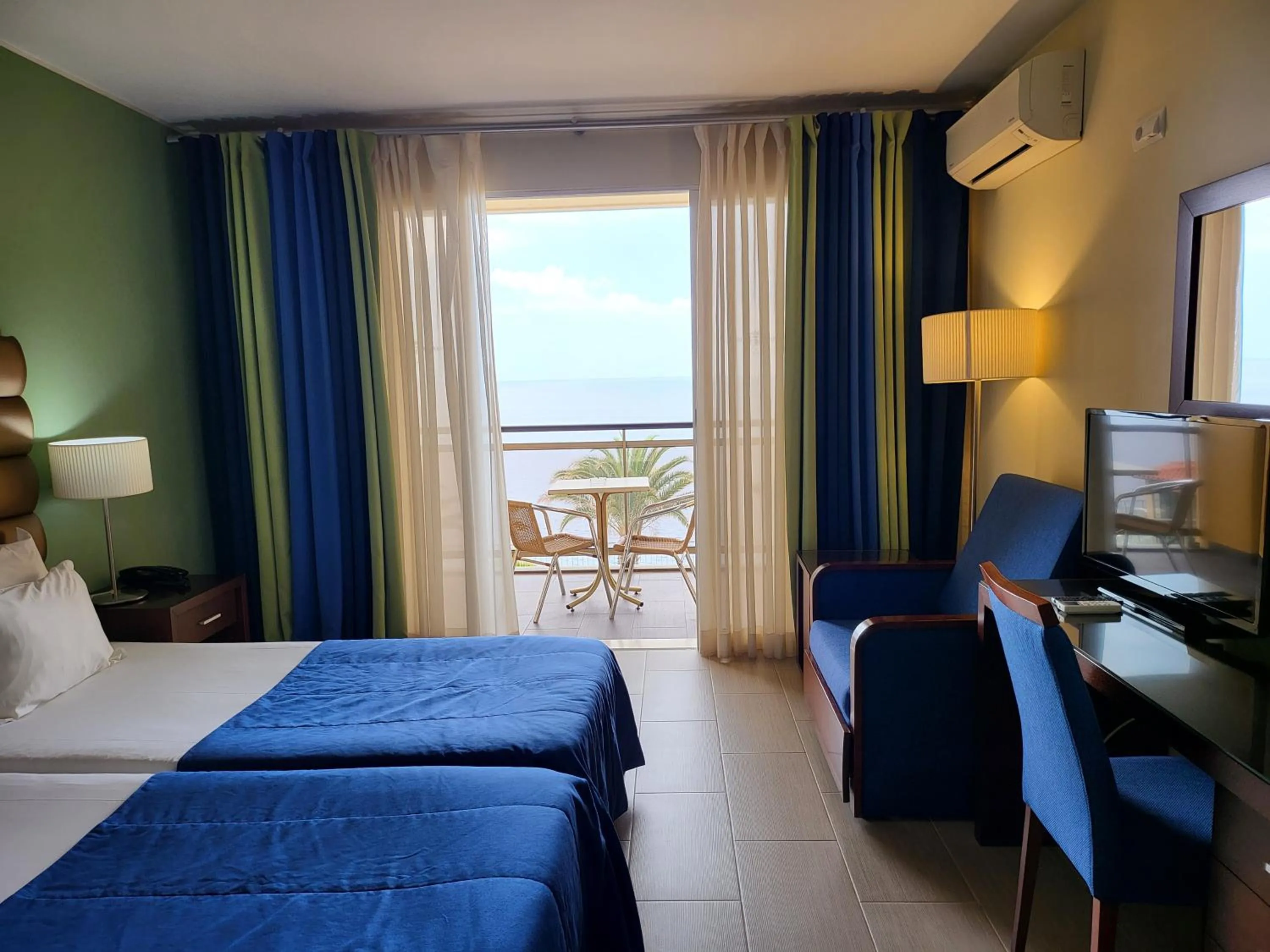 Bedroom, Bed in Hotel Cais da Oliveira