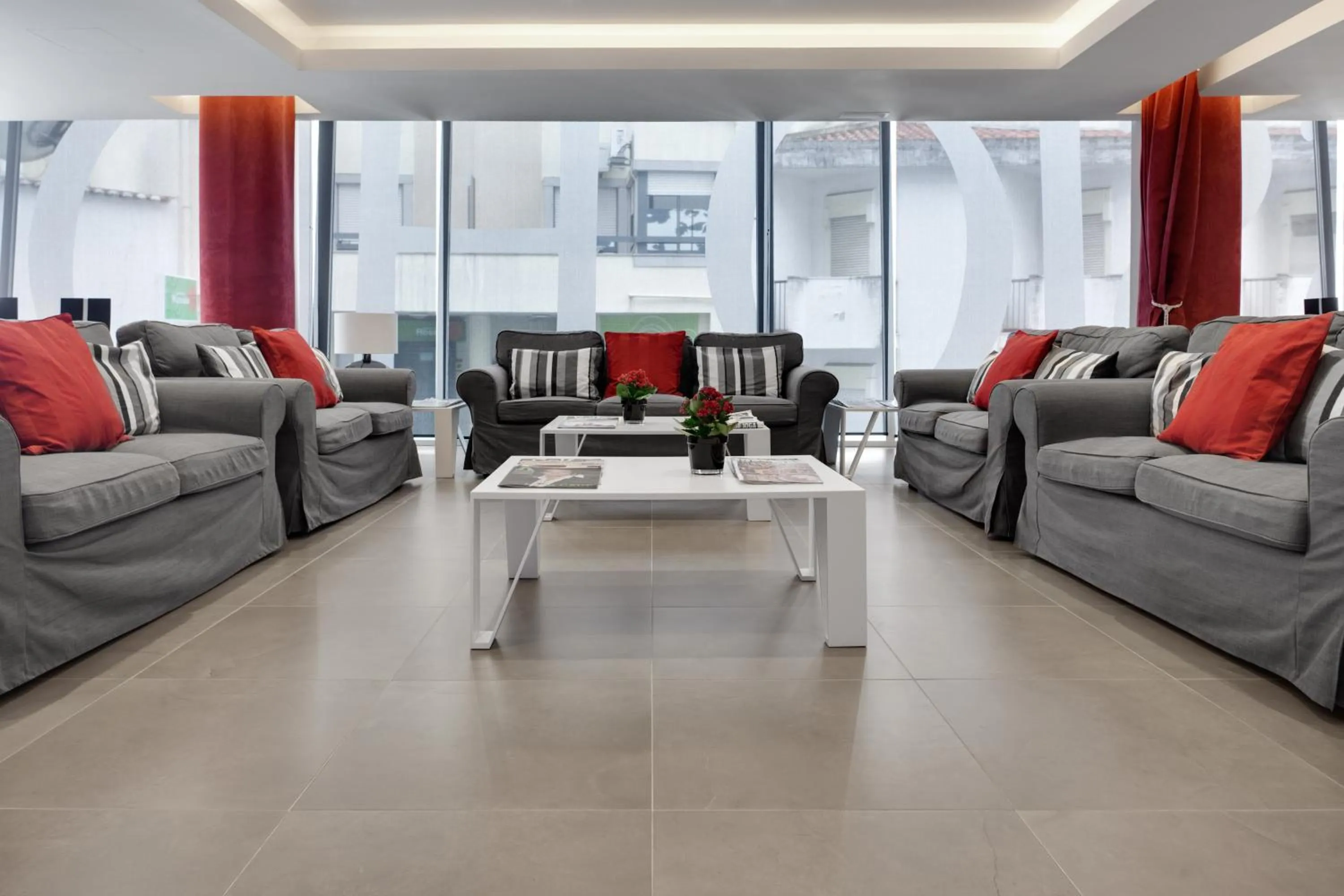 Communal lounge/ TV room in Rossio Hotel