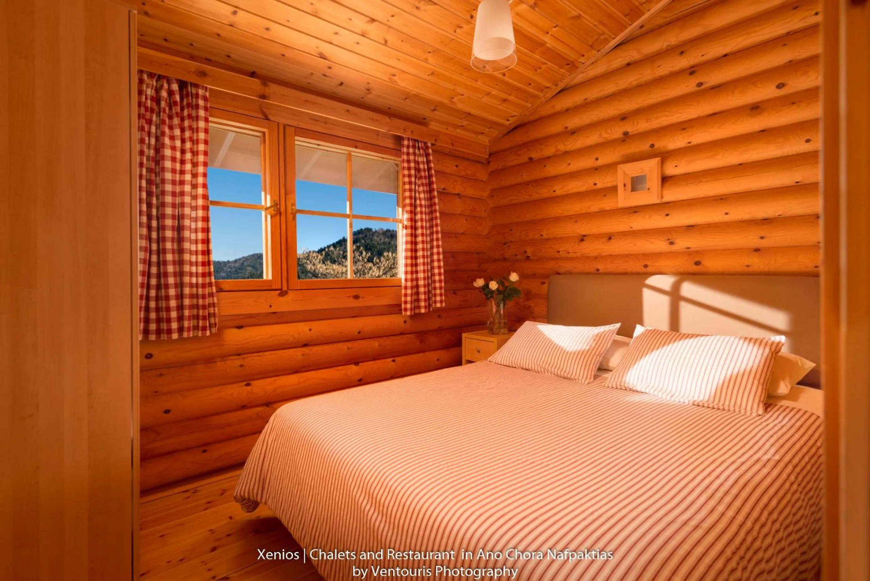 Property building, Bed in Xenios Chalet