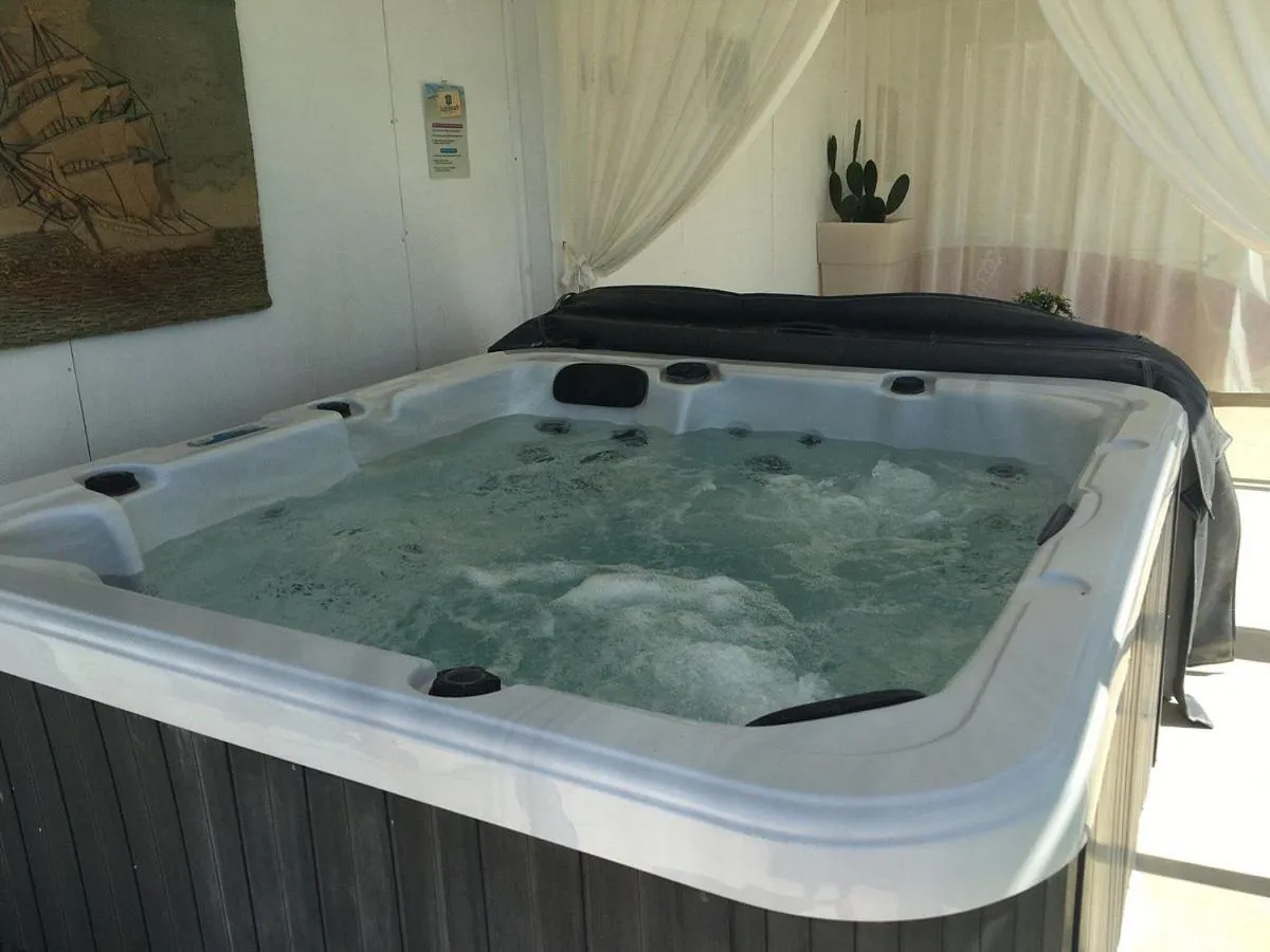 Hot Tub in SUITEBEACH b&b and resort