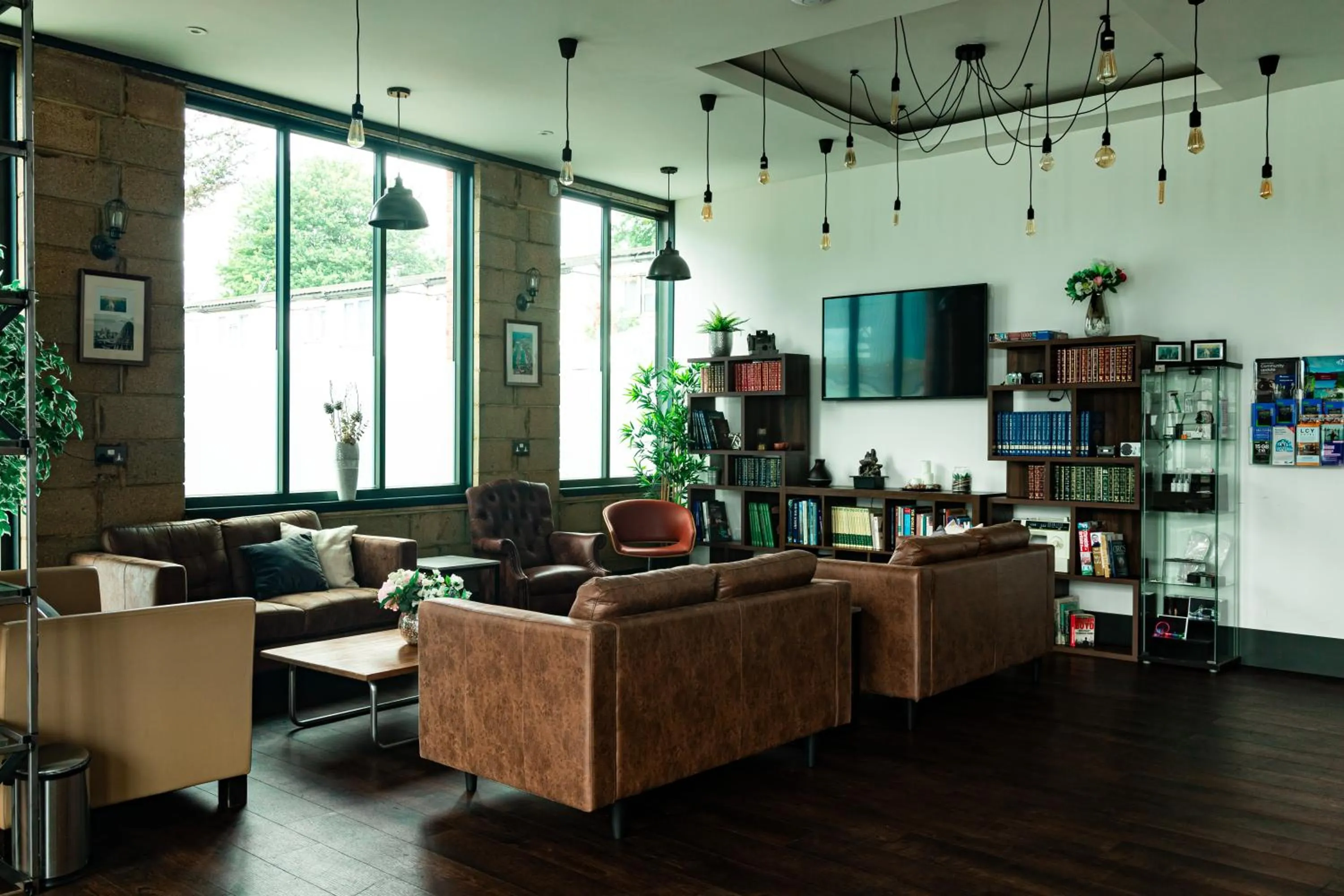 Communal lounge/ TV room in London City Airport Hotel