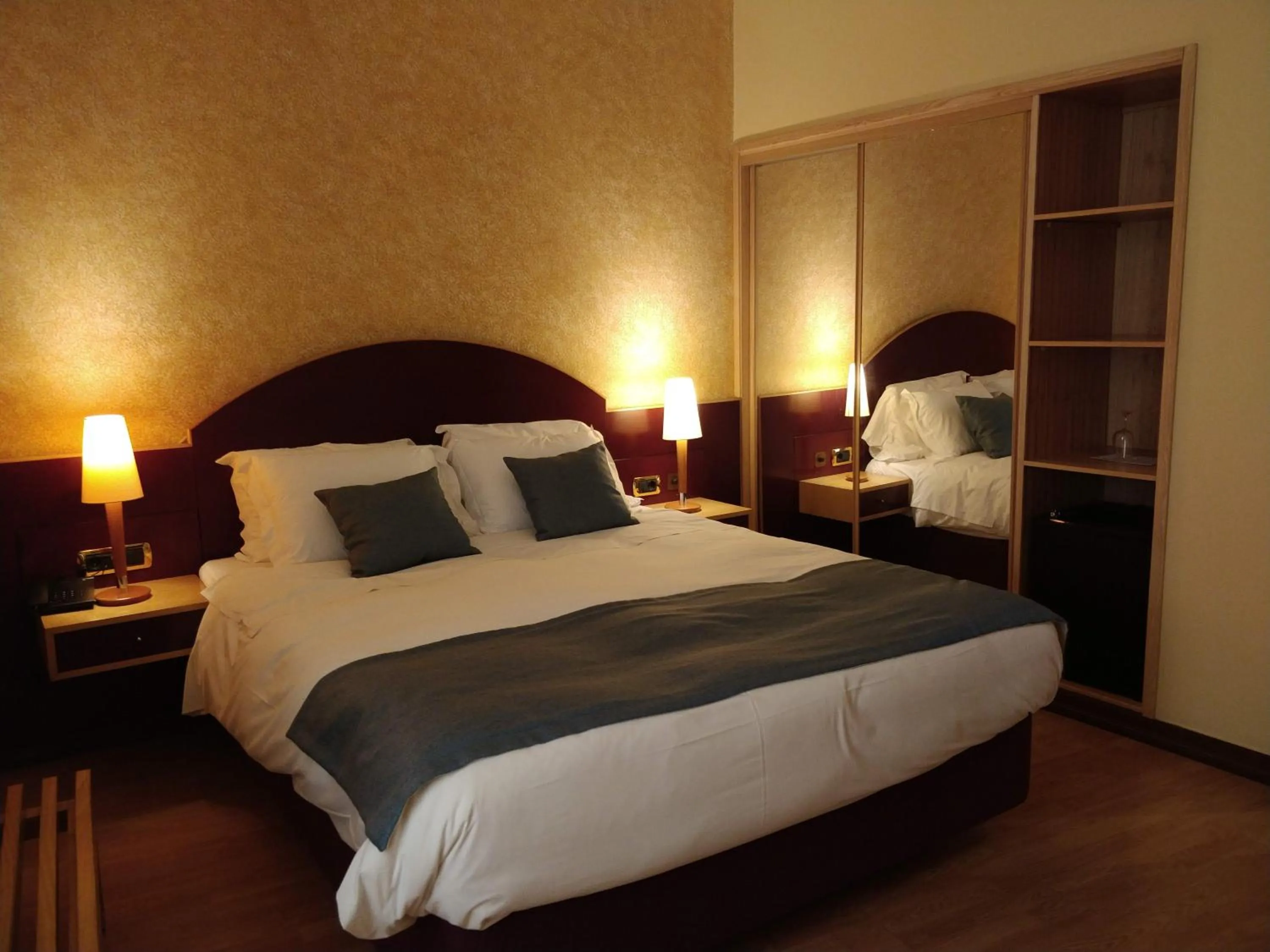 Photo of the whole room, Bed in Hotel Internacional Porto