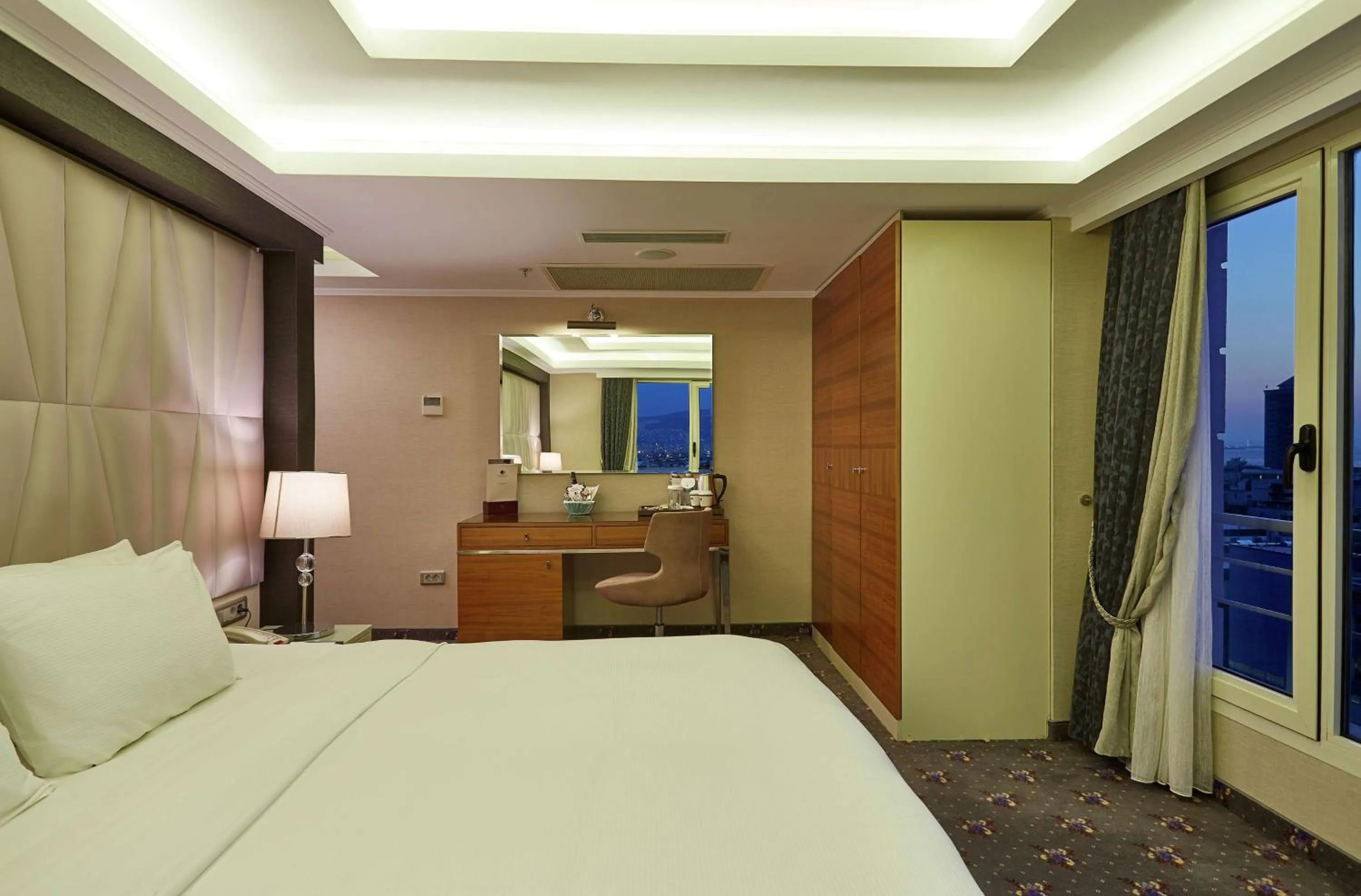 Bed in DoubleTree by Hilton Izmir - Alsancak