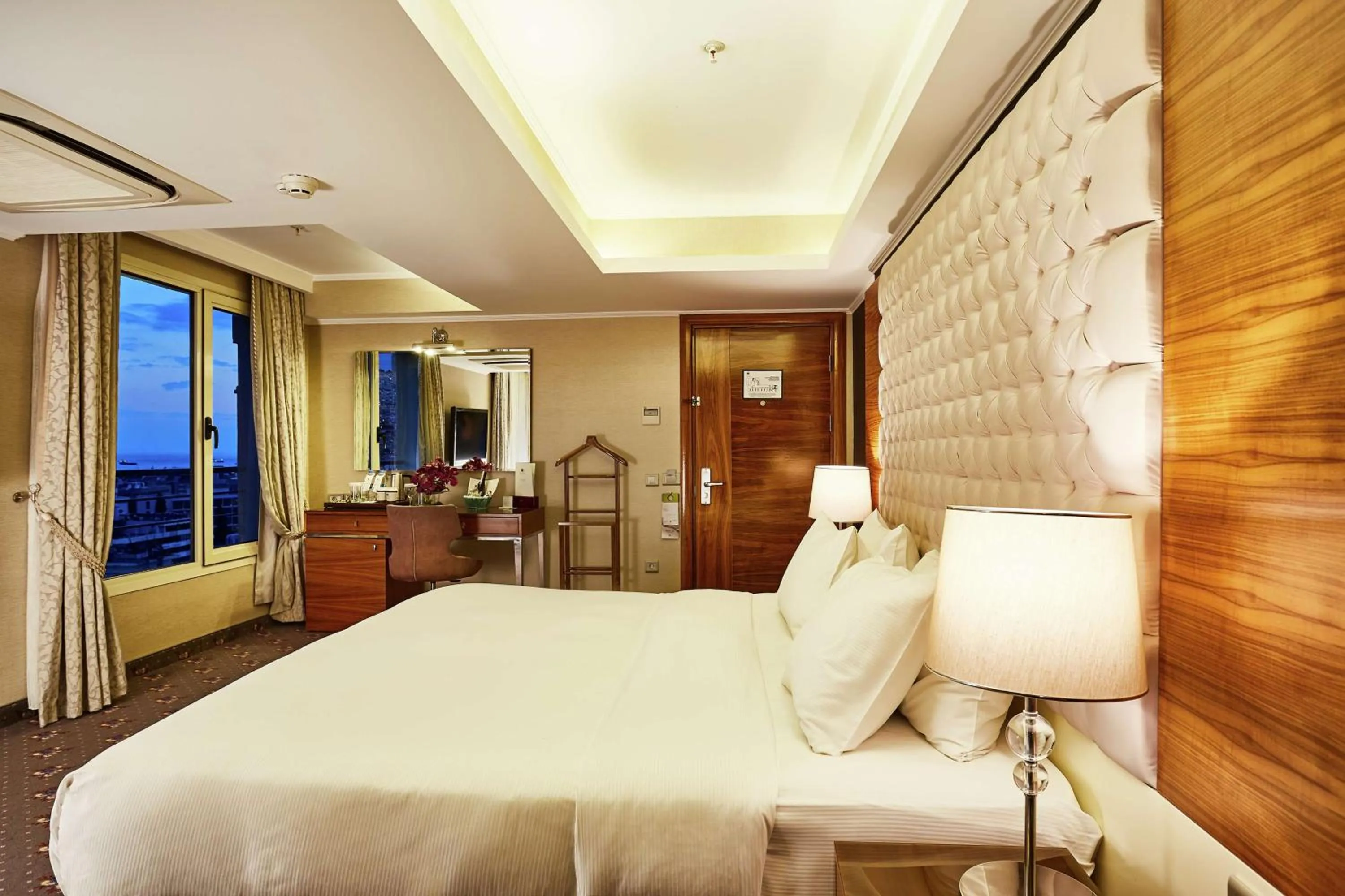 Bed in DoubleTree by Hilton Izmir - Alsancak