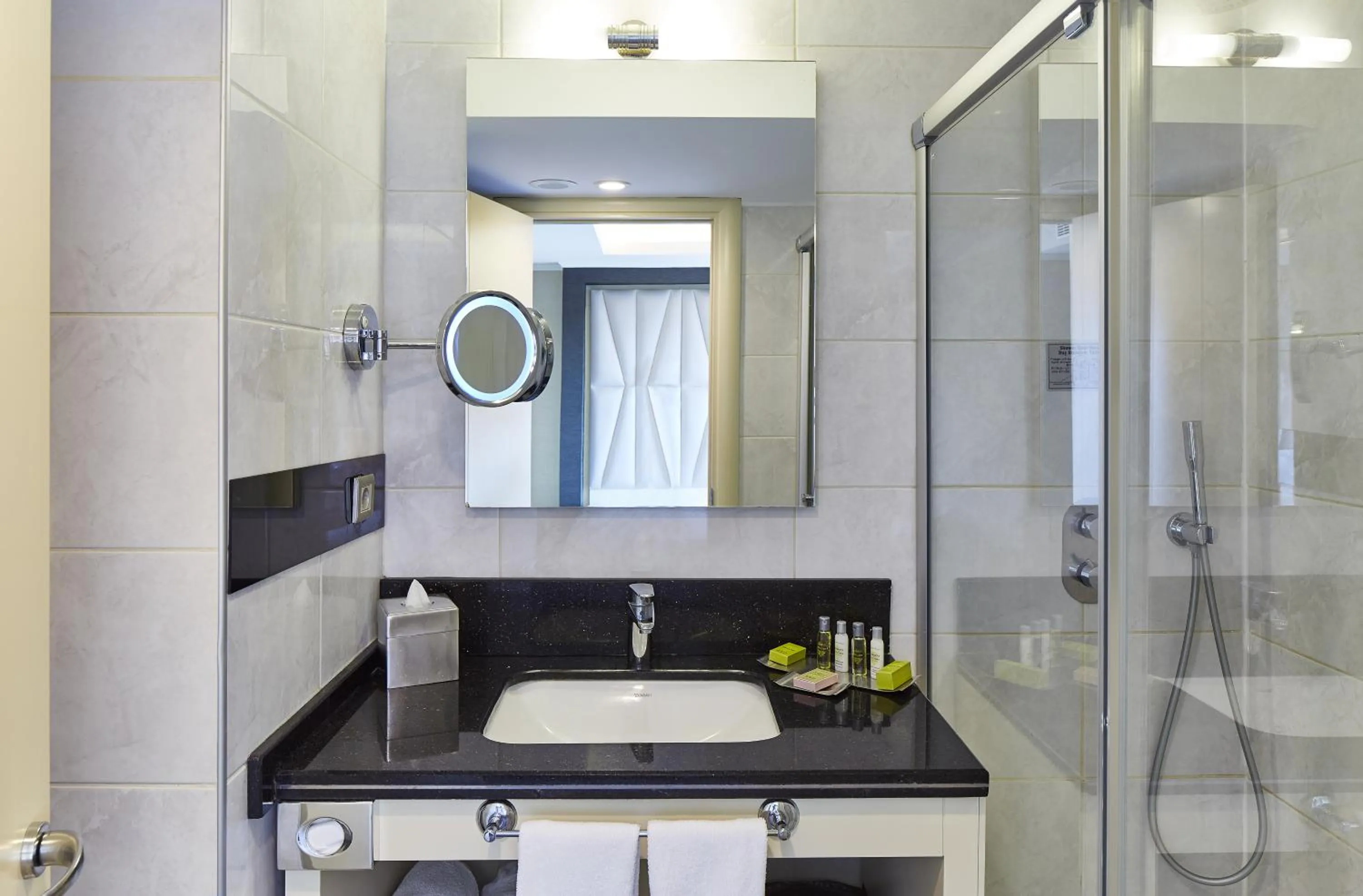 Shower in DoubleTree by Hilton Izmir - Alsancak