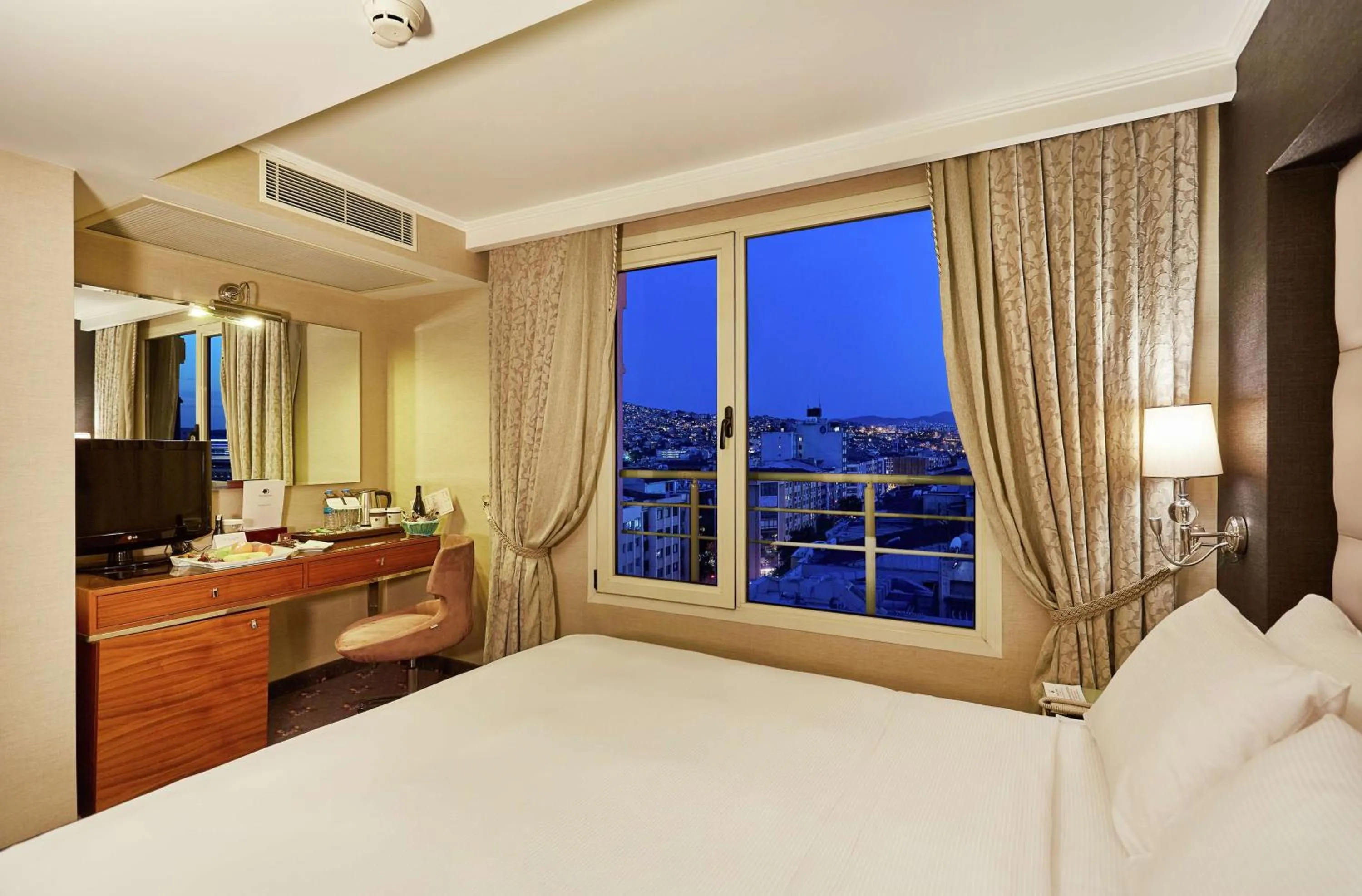 Bed in DoubleTree by Hilton Izmir - Alsancak