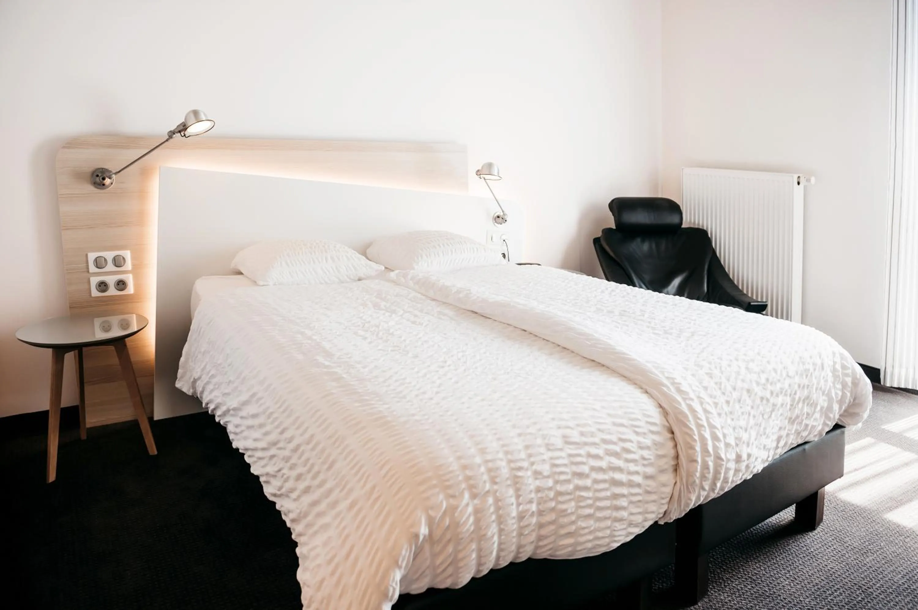 Bed in Logis Hôtel Restaurant Au Lion Rouge