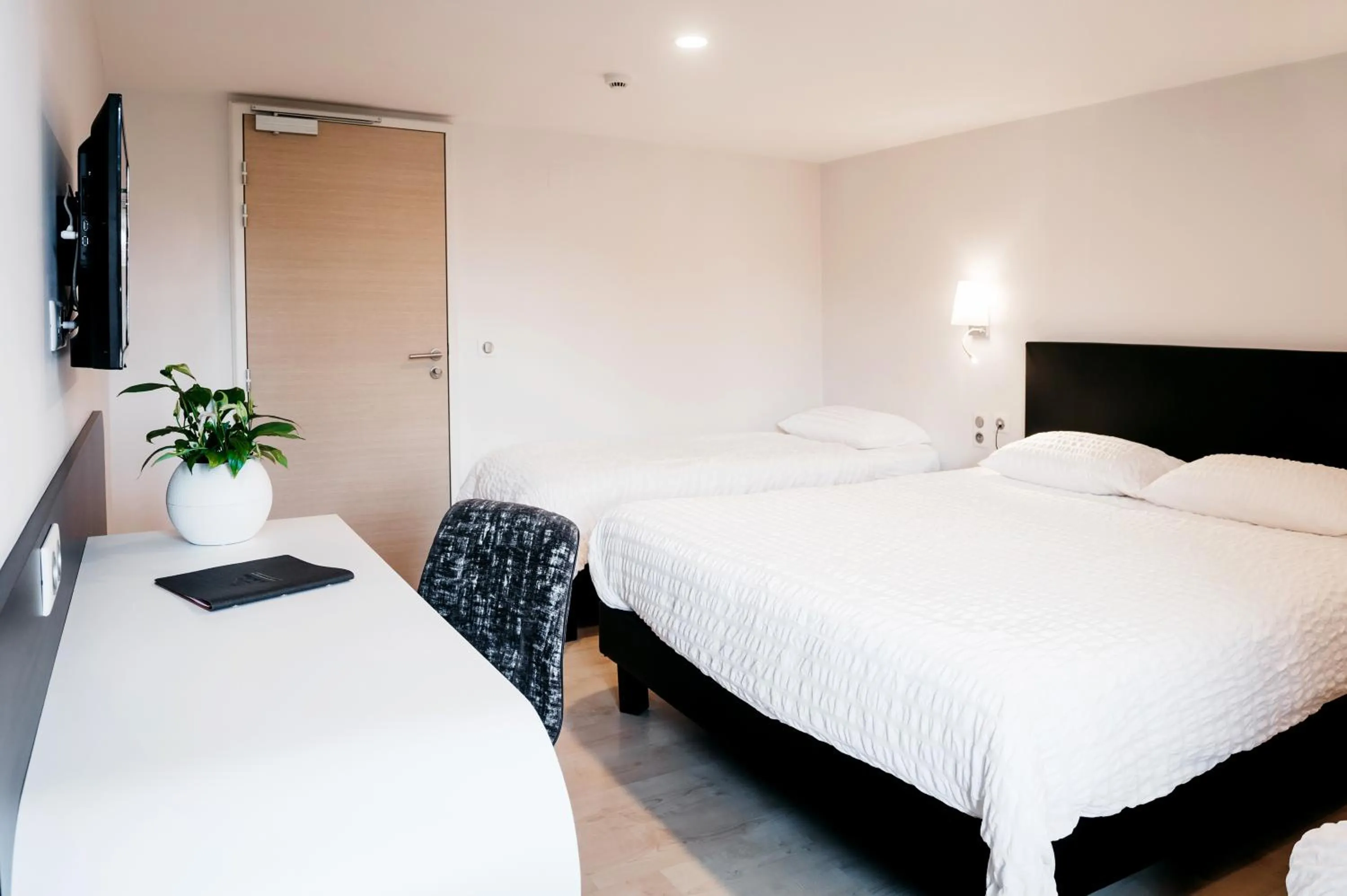 Bed in Logis Hôtel Restaurant Au Lion Rouge