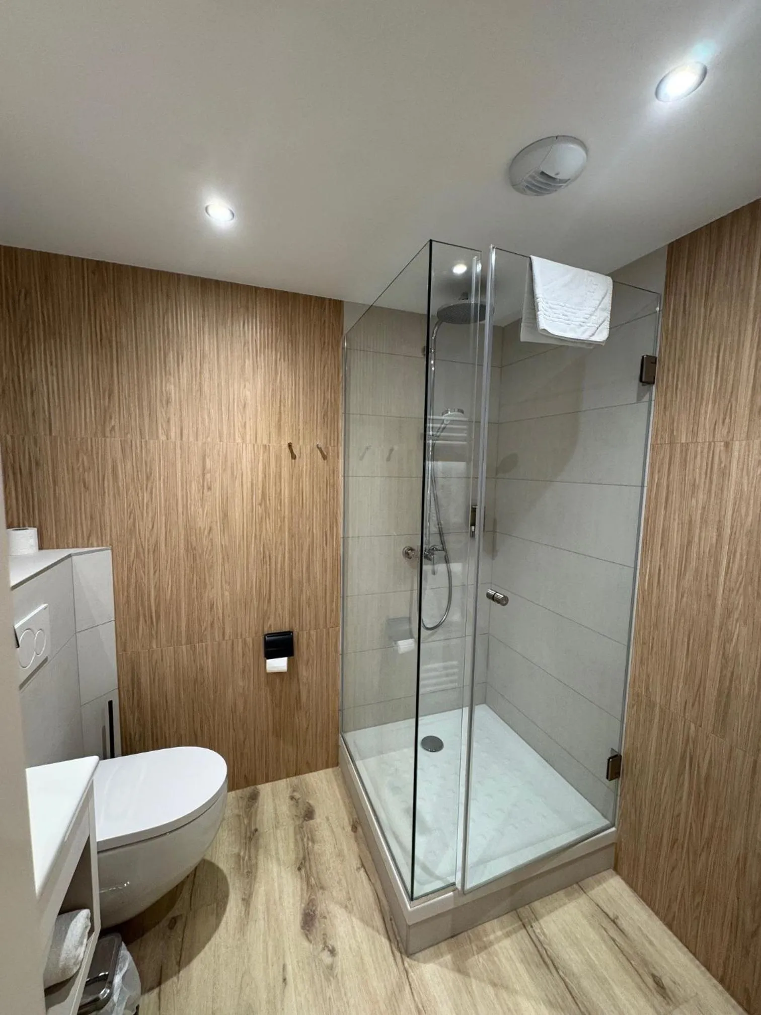 Shower in Logis Hôtel Restaurant Au Lion Rouge