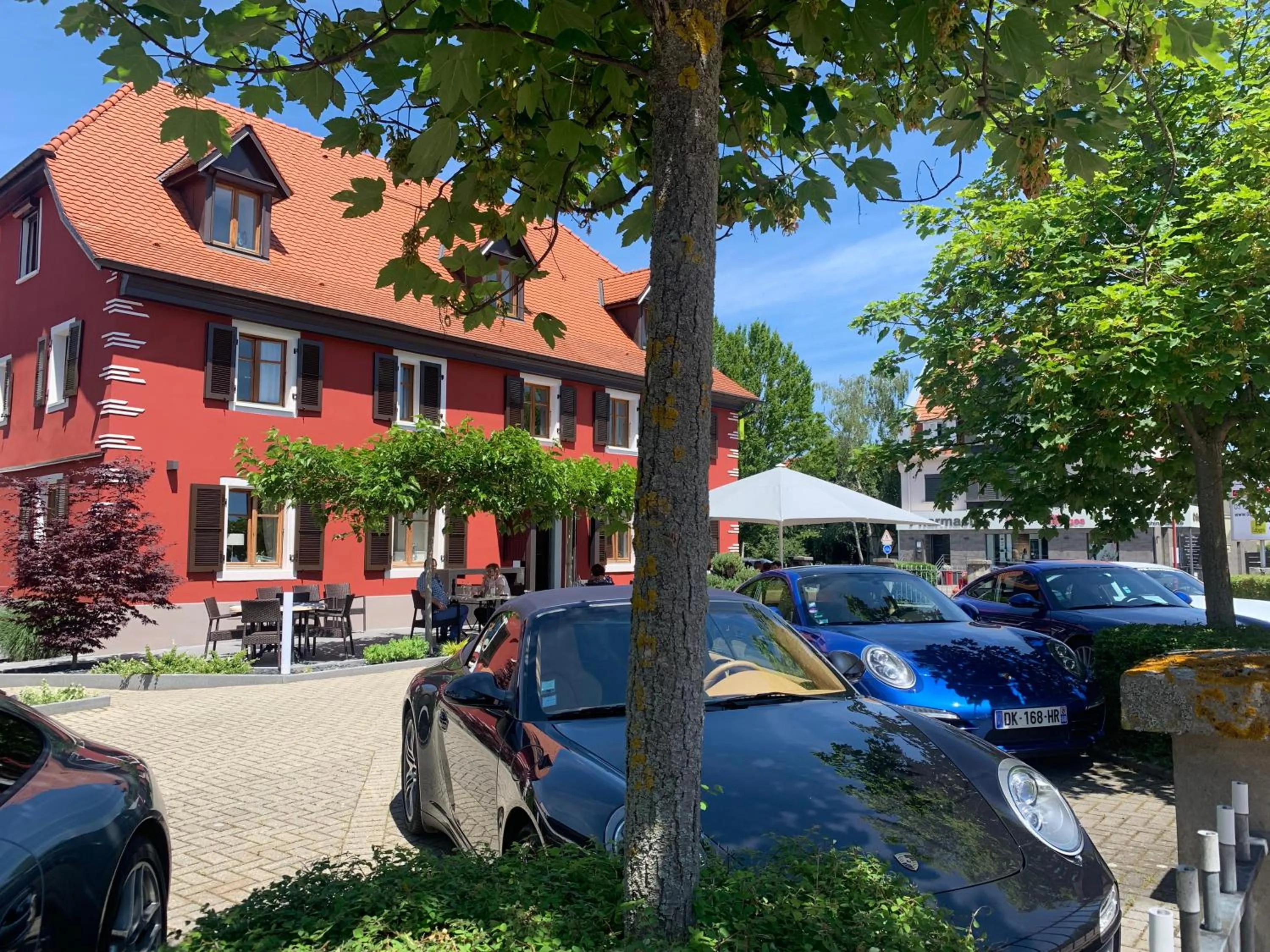 Property building in Logis Hôtel Restaurant Au Lion Rouge