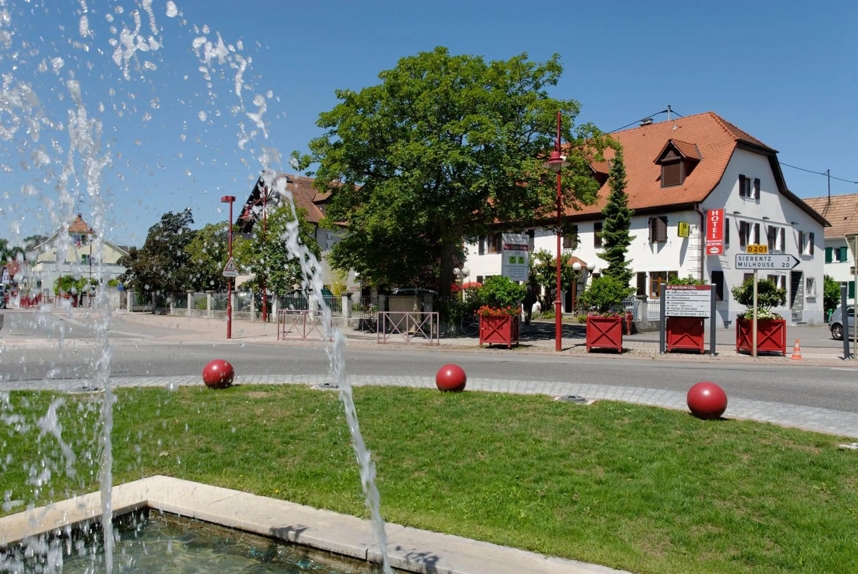 Facade/entrance in Logis Hôtel Restaurant Au Lion Rouge