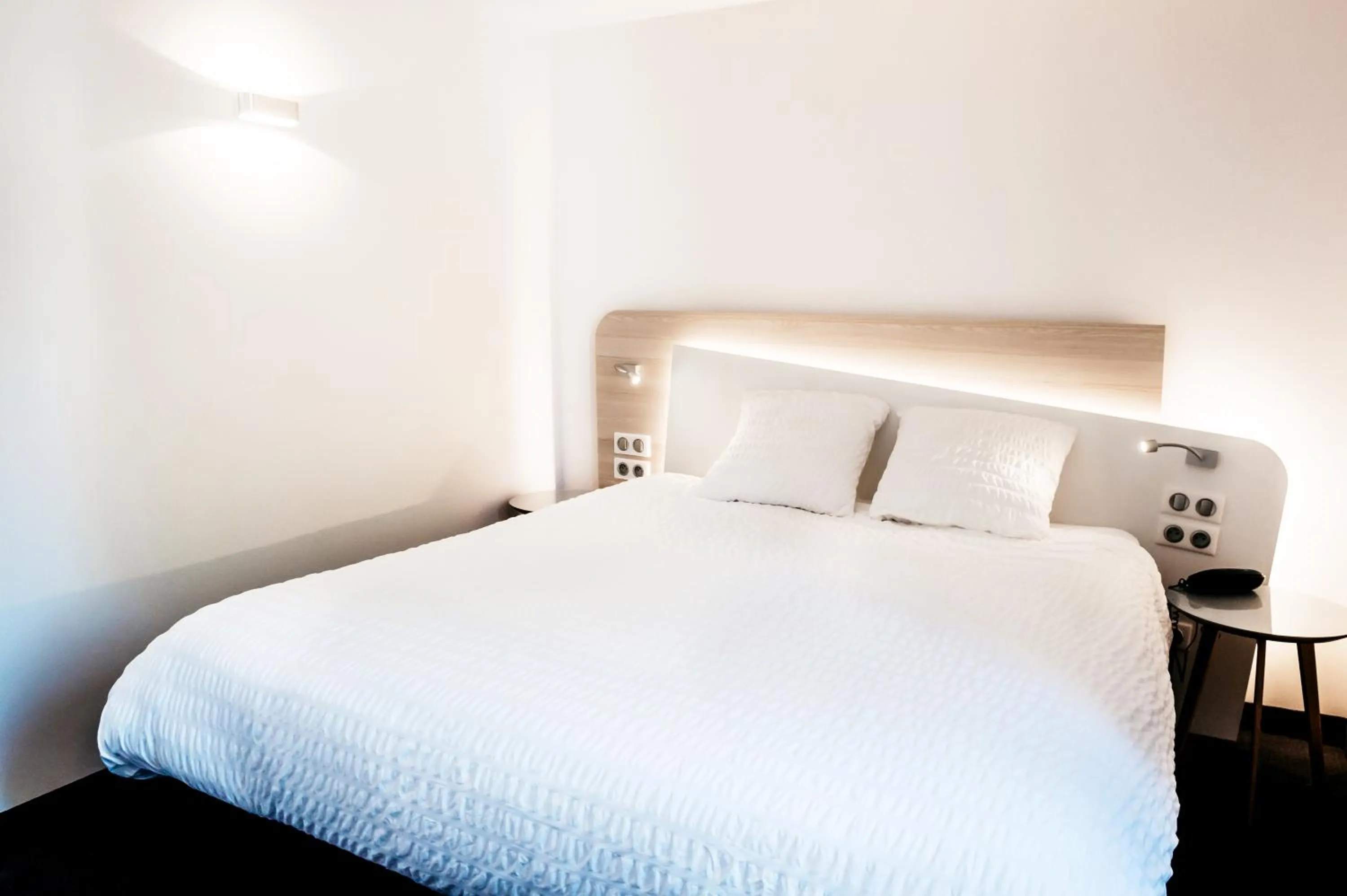 Bed in Logis Hôtel Restaurant Au Lion Rouge