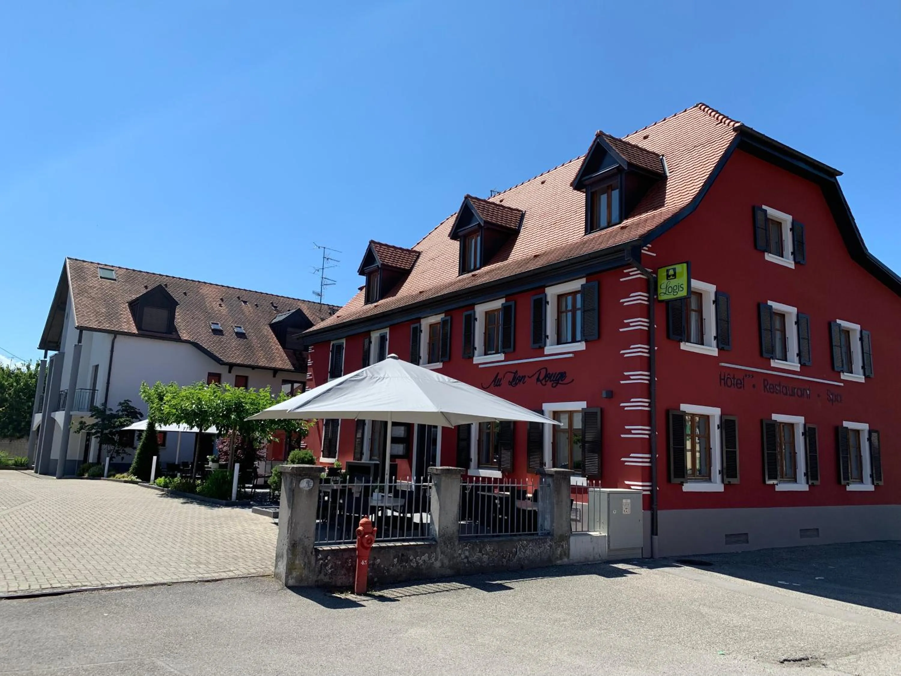 Property building in Logis Hôtel Restaurant Au Lion Rouge