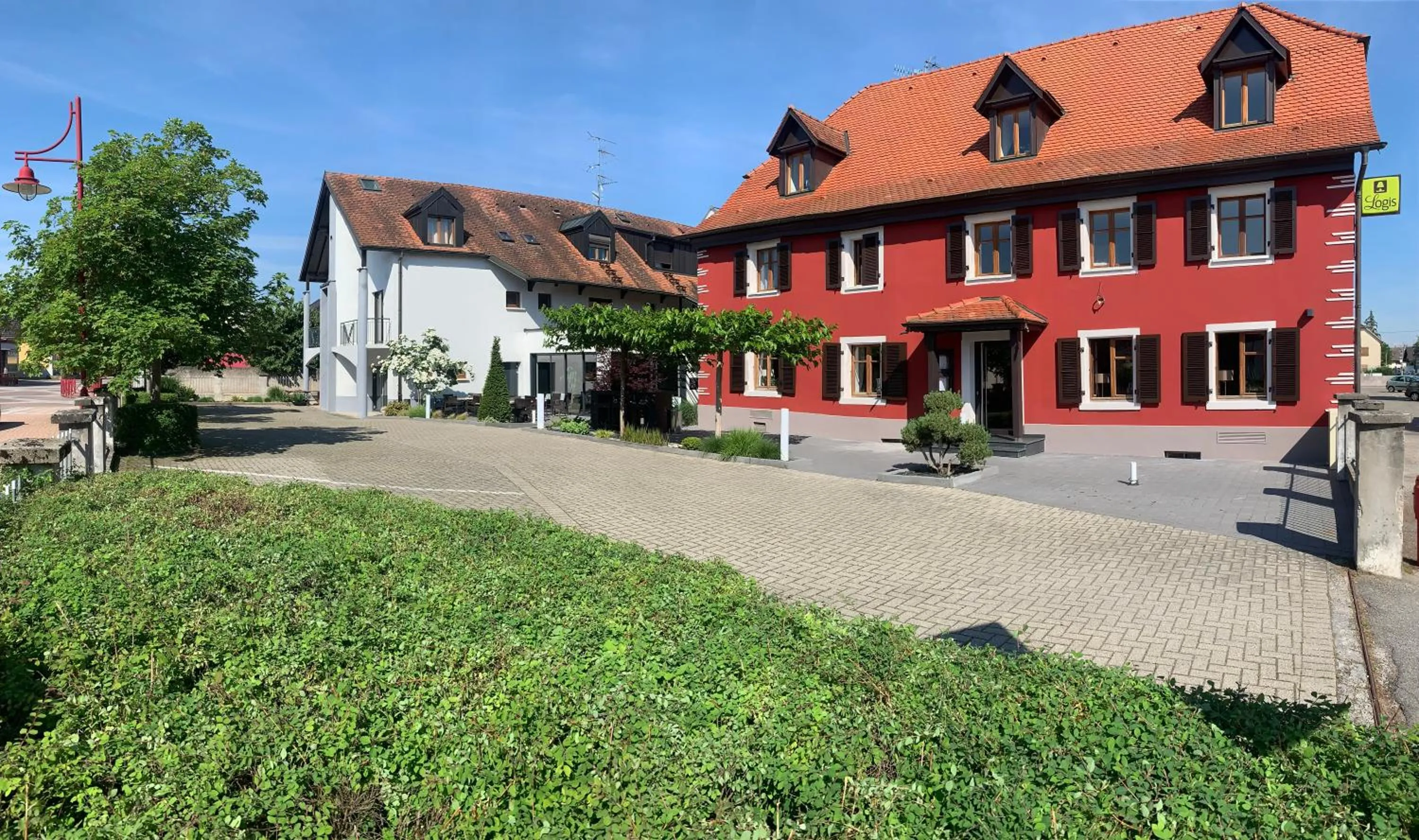 Property building in Logis Hôtel Restaurant Au Lion Rouge