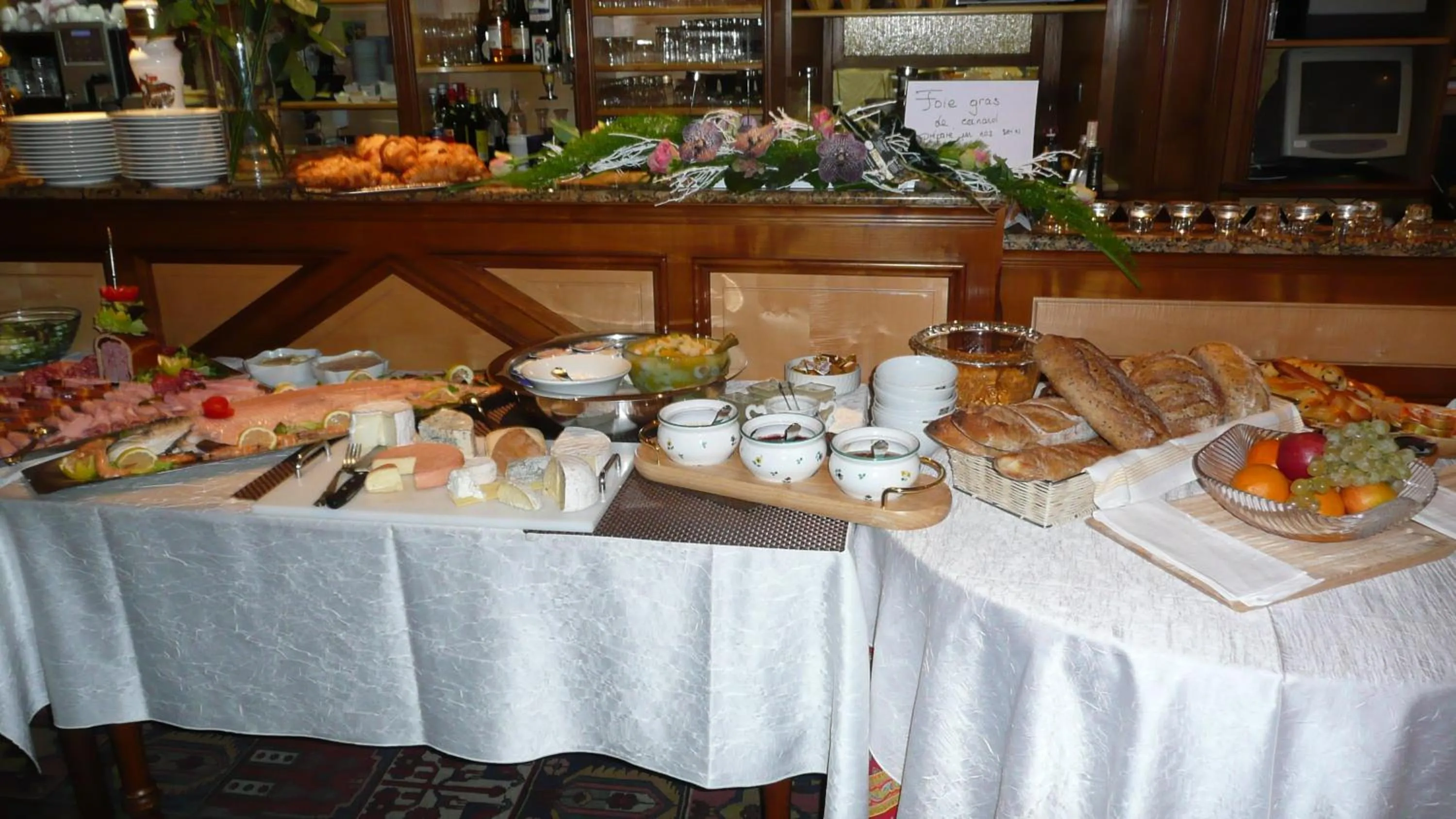 Buffet breakfast in Logis Hôtel Restaurant Au Lion Rouge