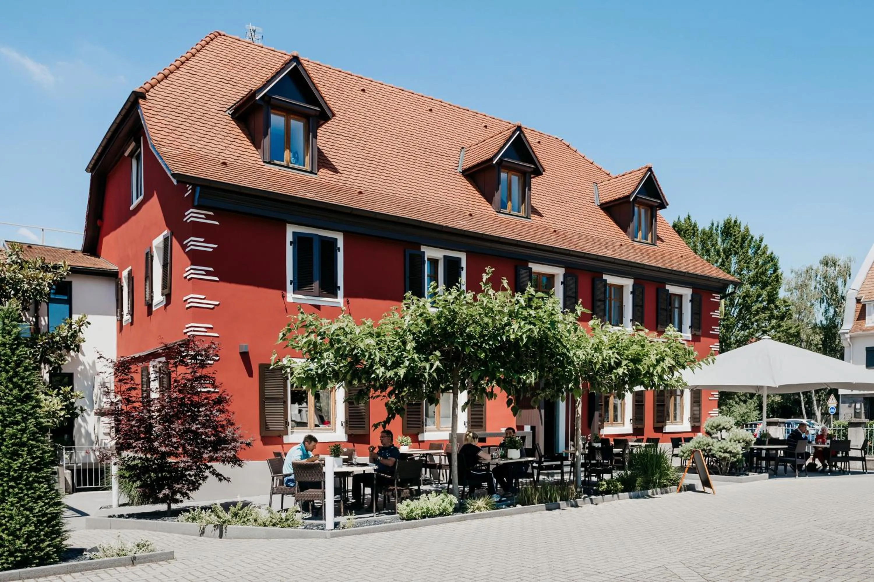 Property building in Logis Hôtel Restaurant Au Lion Rouge