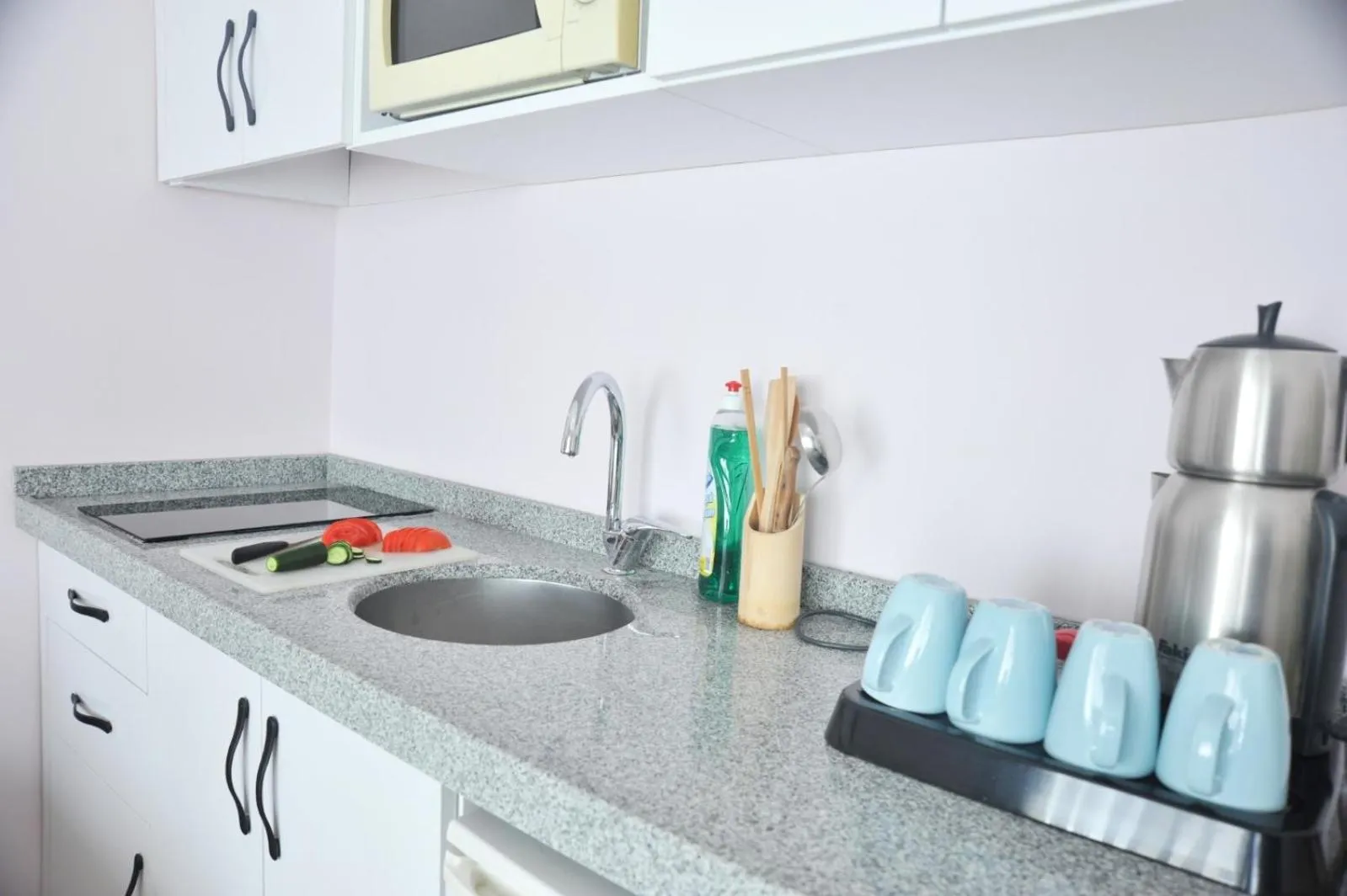 Communal kitchen in Feyza Apart