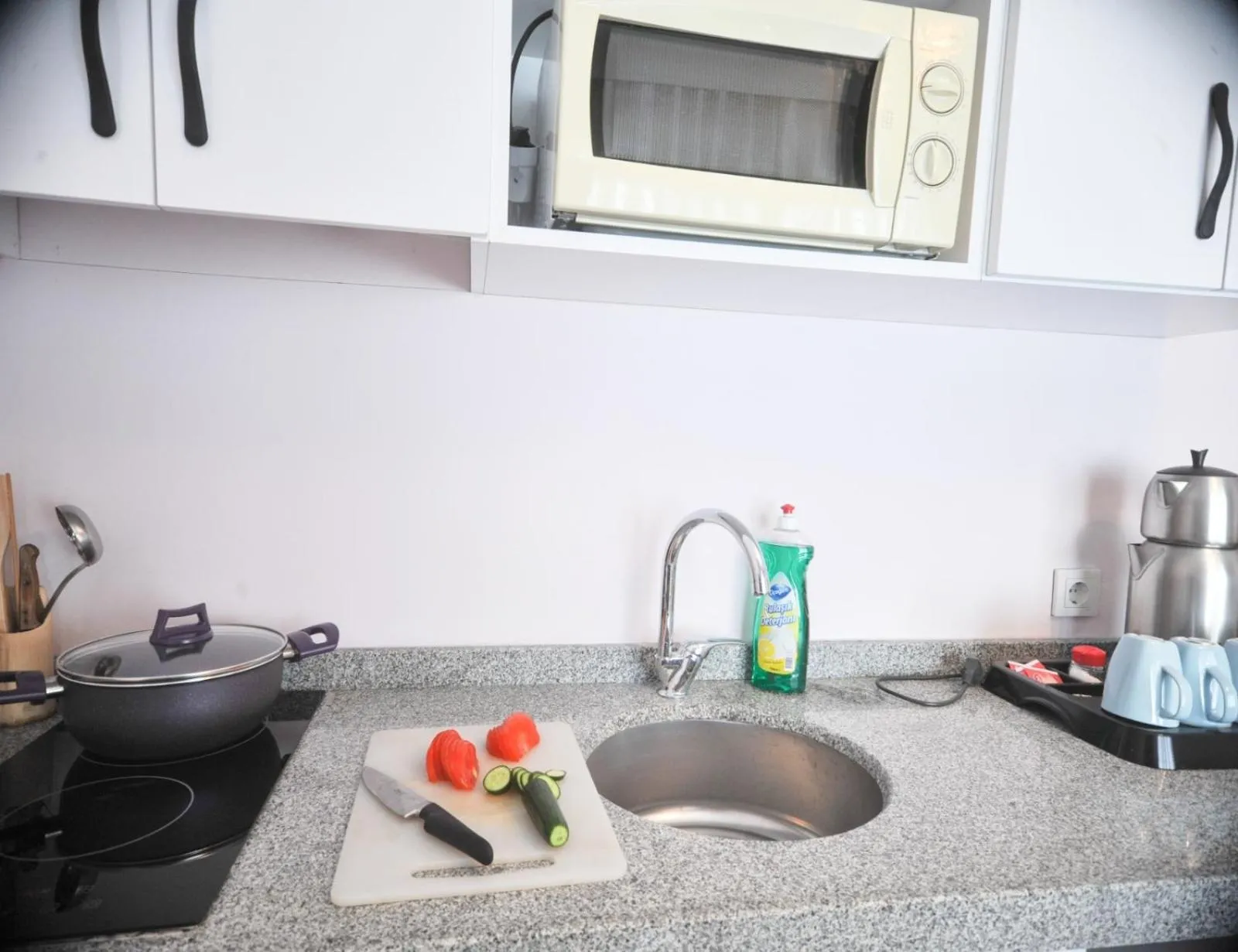 Coffee/tea facilities in Feyza Apart