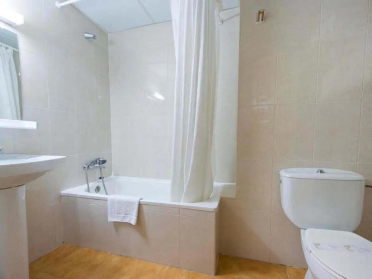 Bathroom in Apartamentos Midi 3000