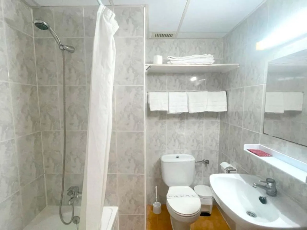 Bathroom in Apartamentos Midi 3000