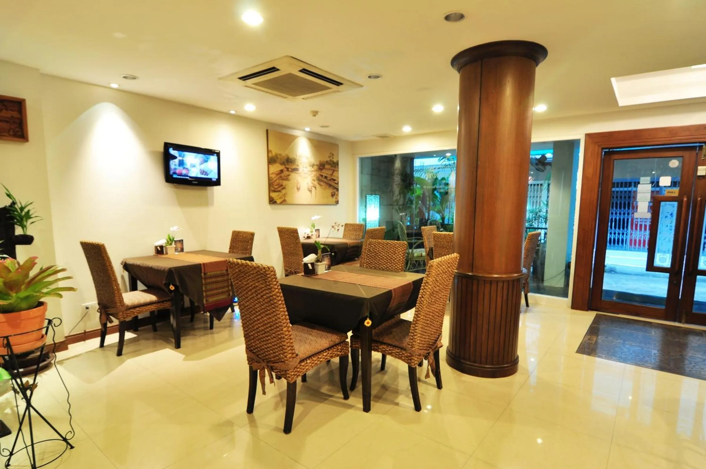 Dining area in Baan Sukhumvit Soi 18