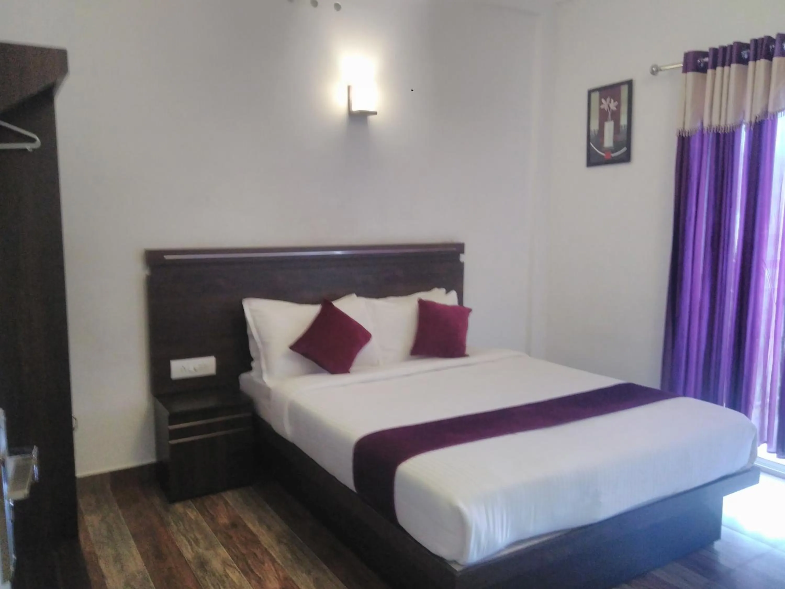 Photo of the whole room, Bed in Landy Queen