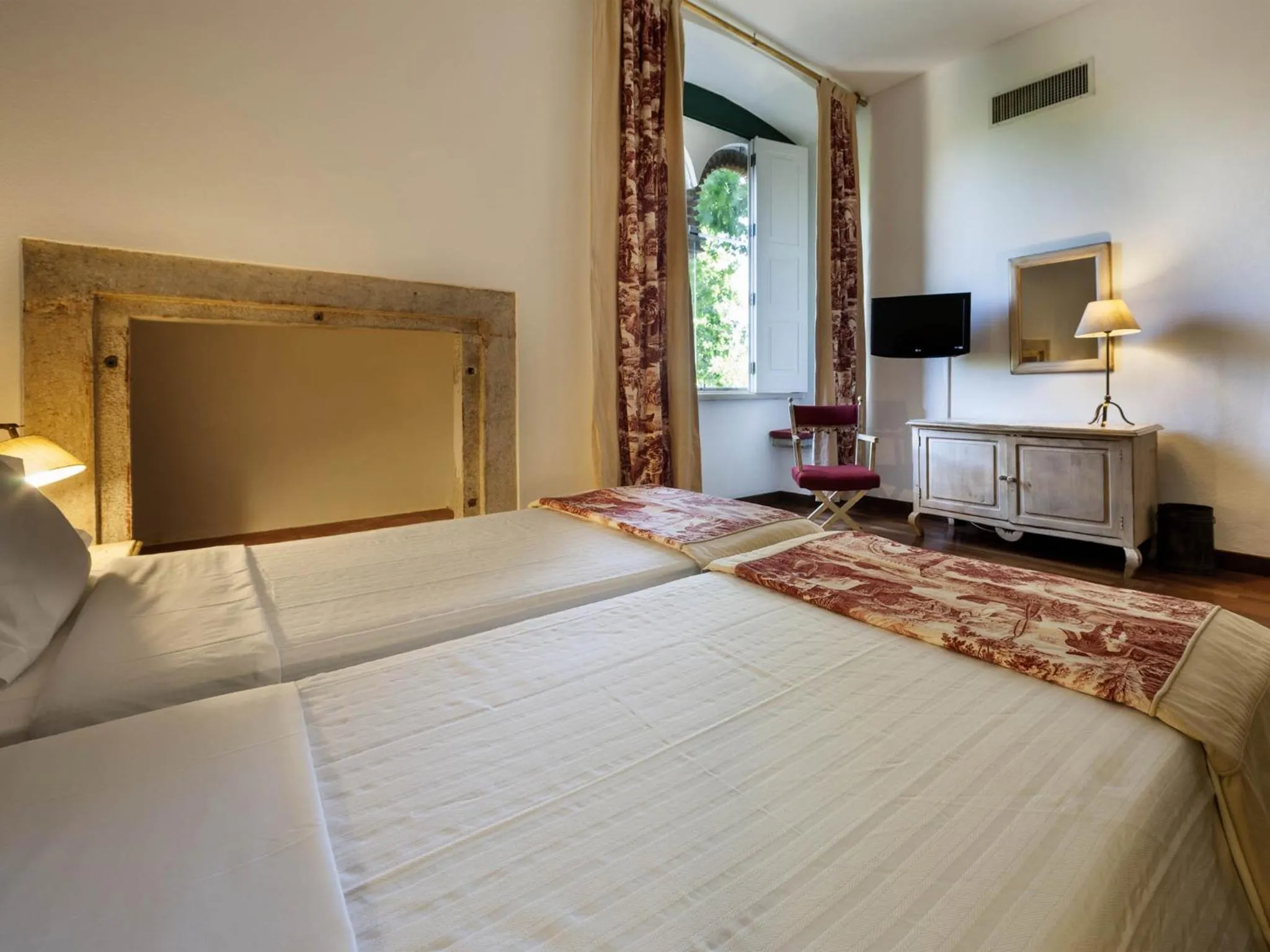 Bedroom, Bed in Pousada Castelo de Alvito