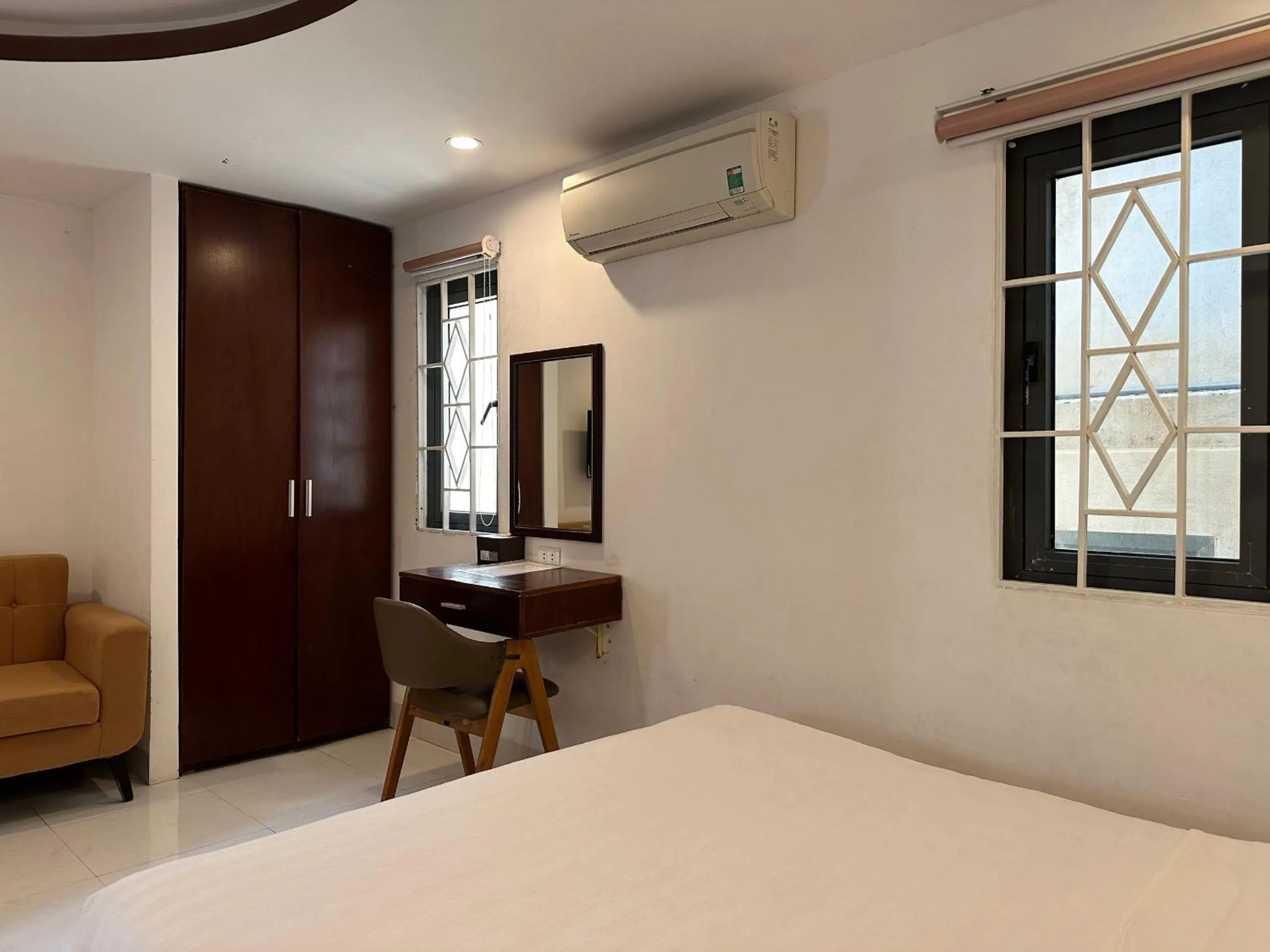 wardrobe, Bed in New Era Hotel & Apartments