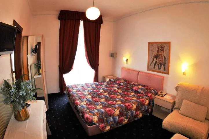 Photo of the whole room, Bed in Albergo Due Spade
