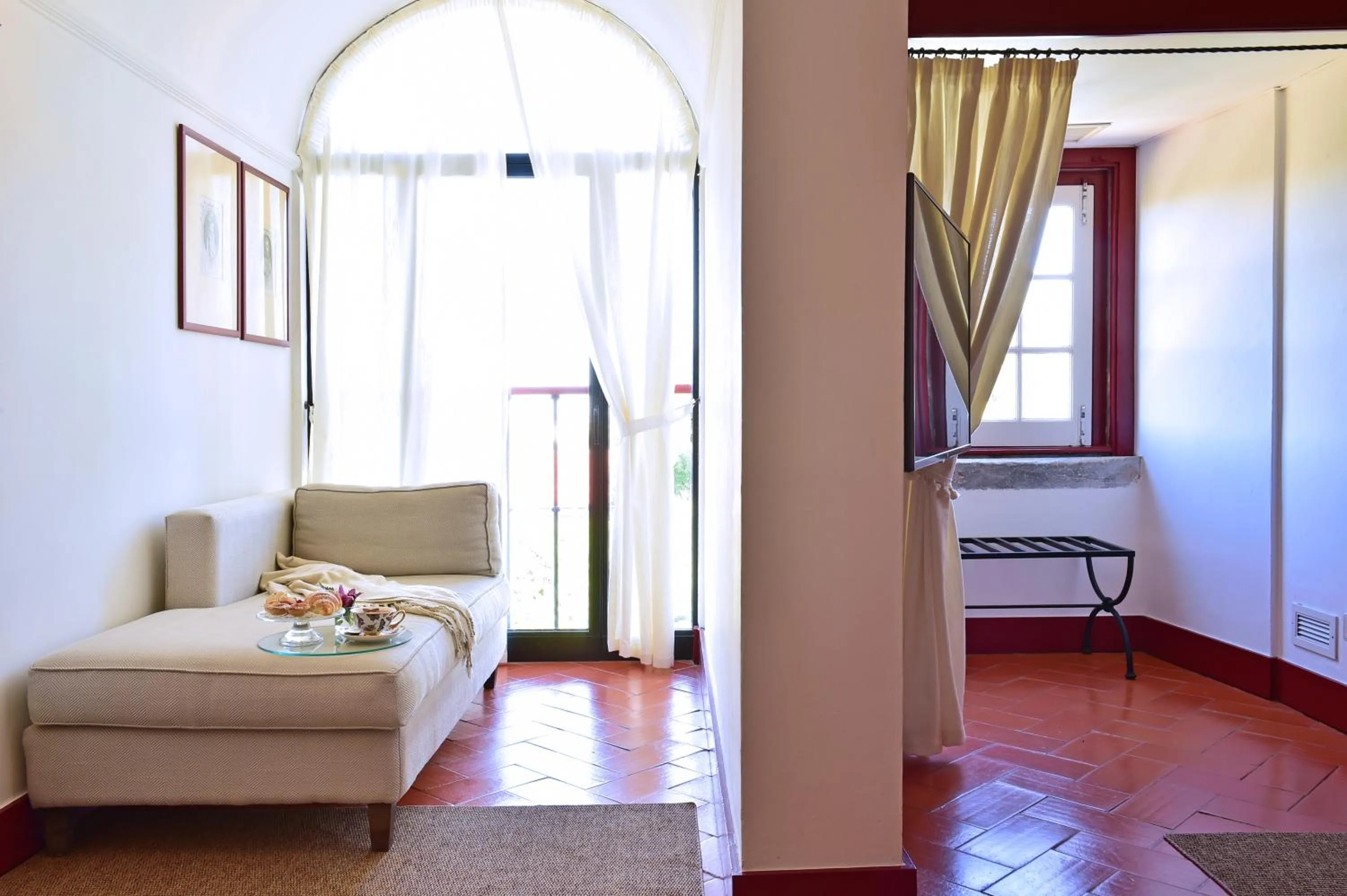 Photo of the whole room, Bed in Pousada Convento de Beja