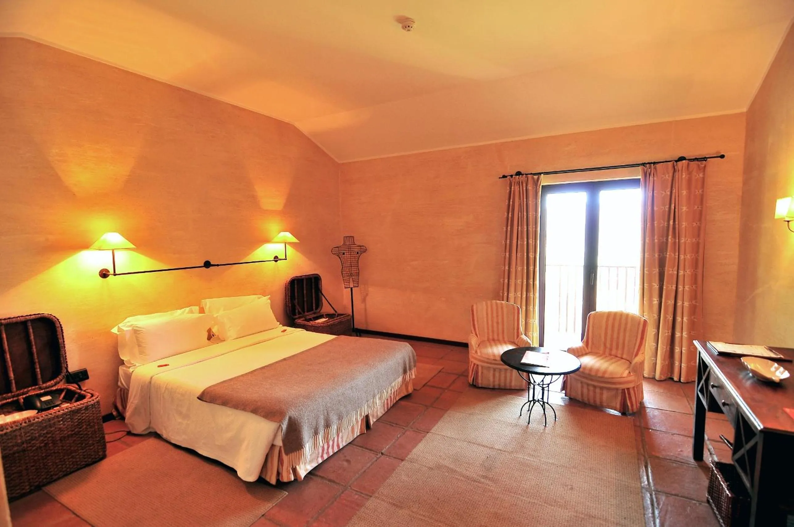 Photo of the whole room, Bed in Pousada Convento de Belmonte