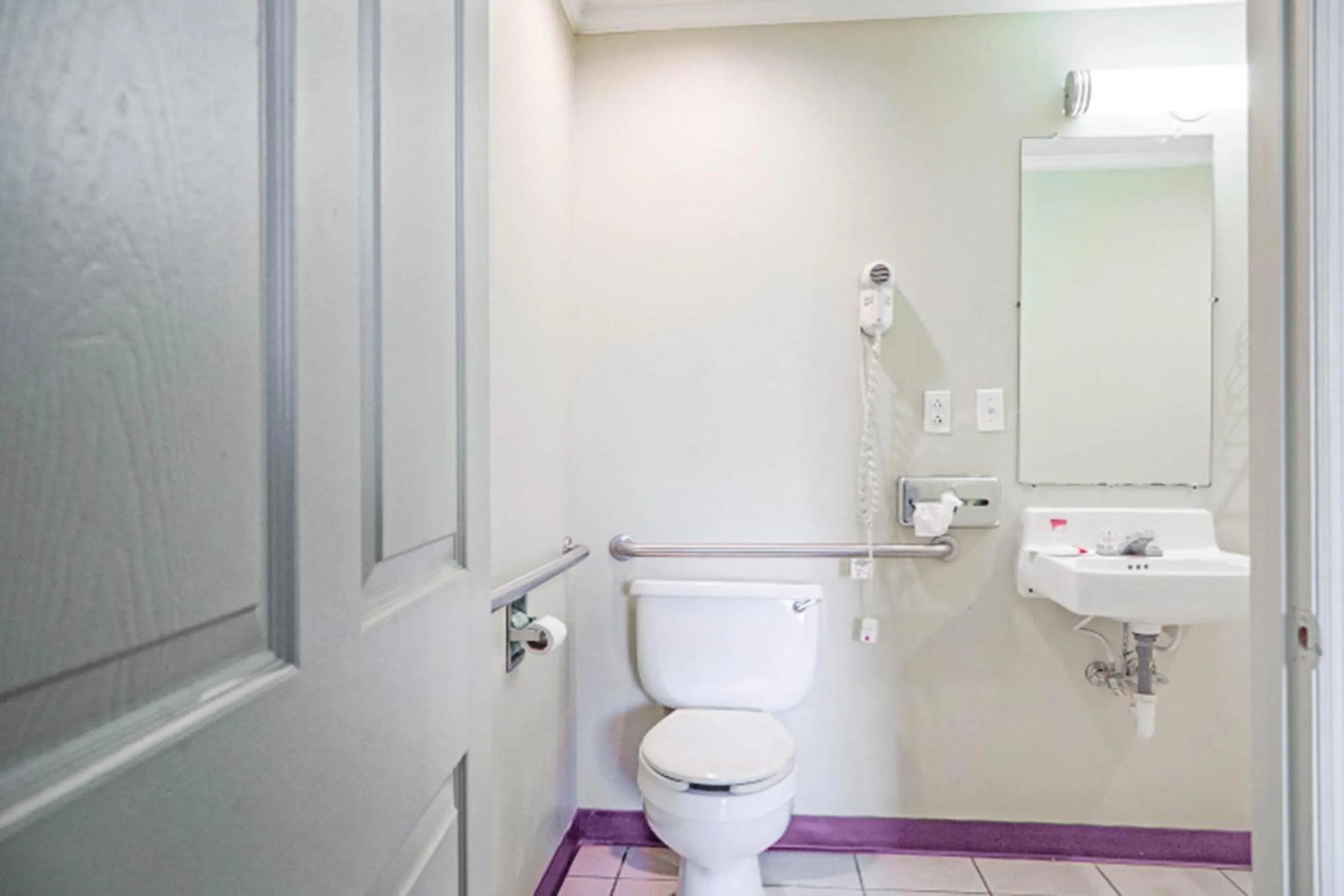 Bathroom in Economy Inn By OYO Ashburn