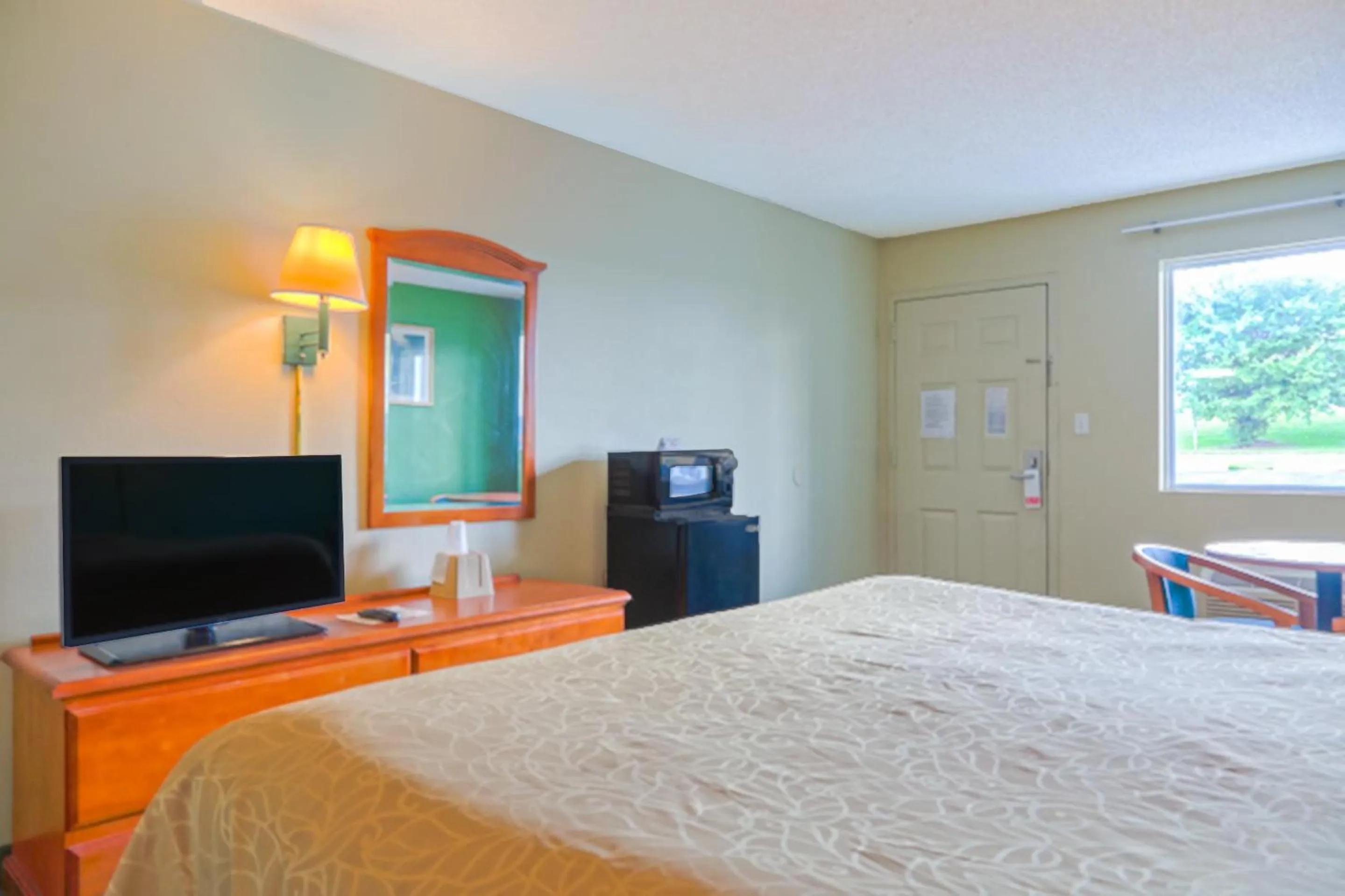 Bedroom, Bed in Economy Inn By OYO Ashburn