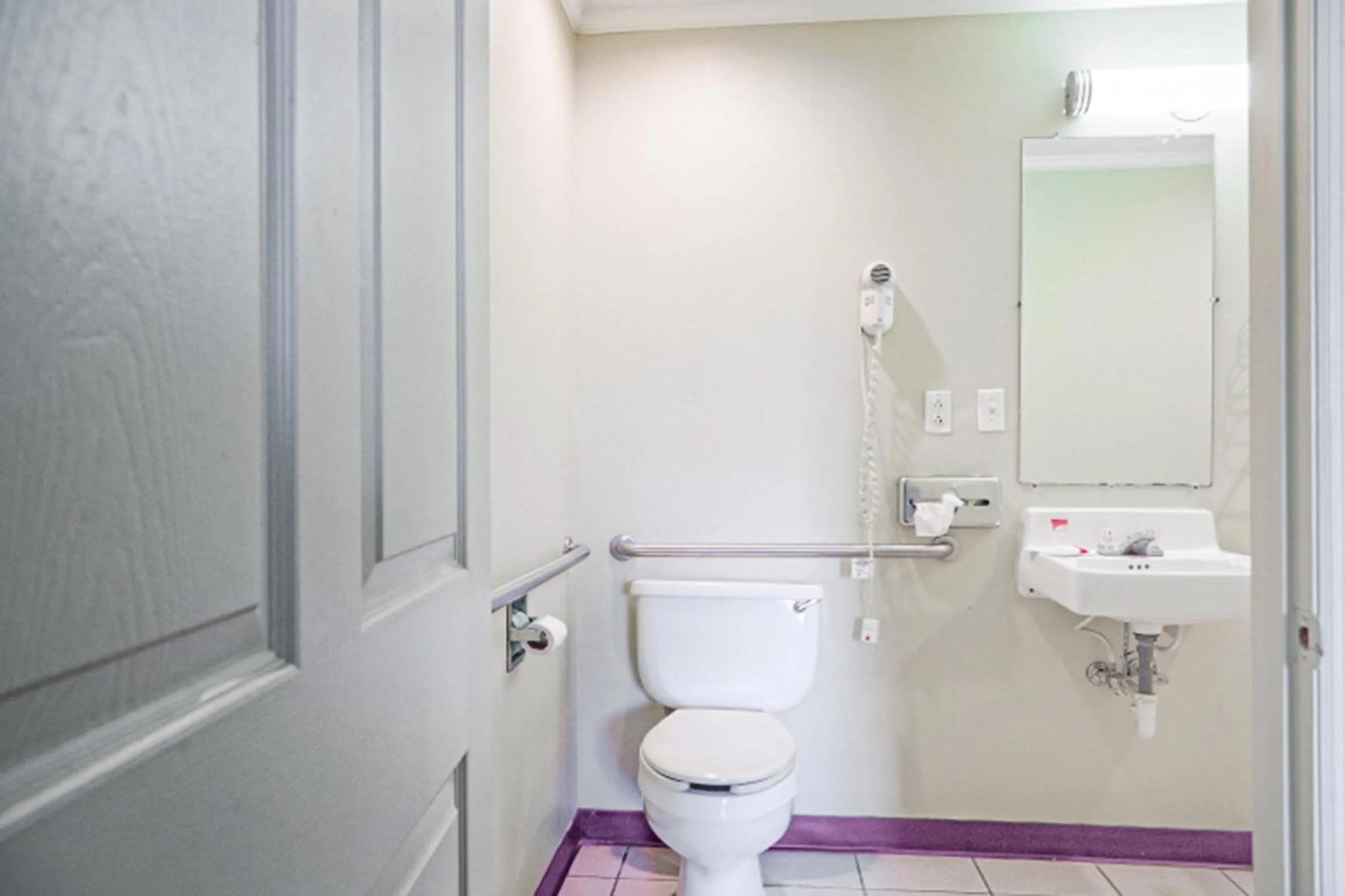 Bathroom in Economy Inn By OYO Ashburn