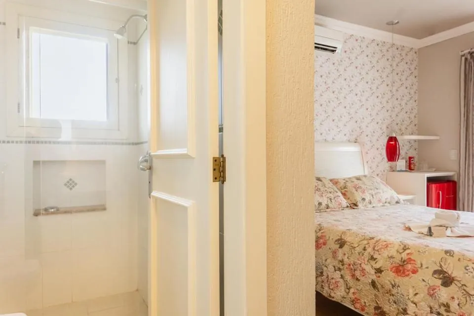 Shower, Bed in Doce Canela - Pousada de Charme