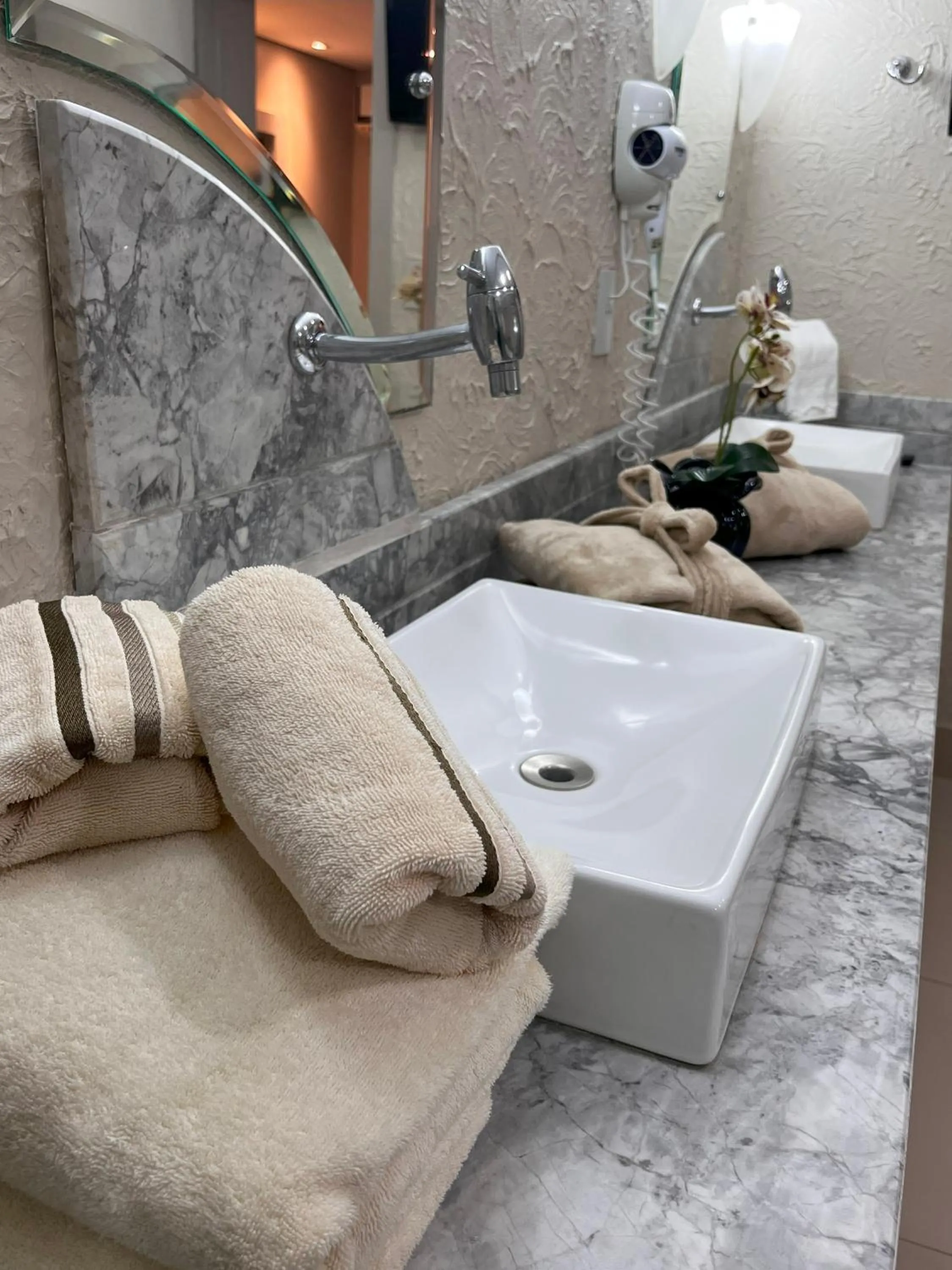 Bathroom in Maximus Sottile - by Easy Hotéis