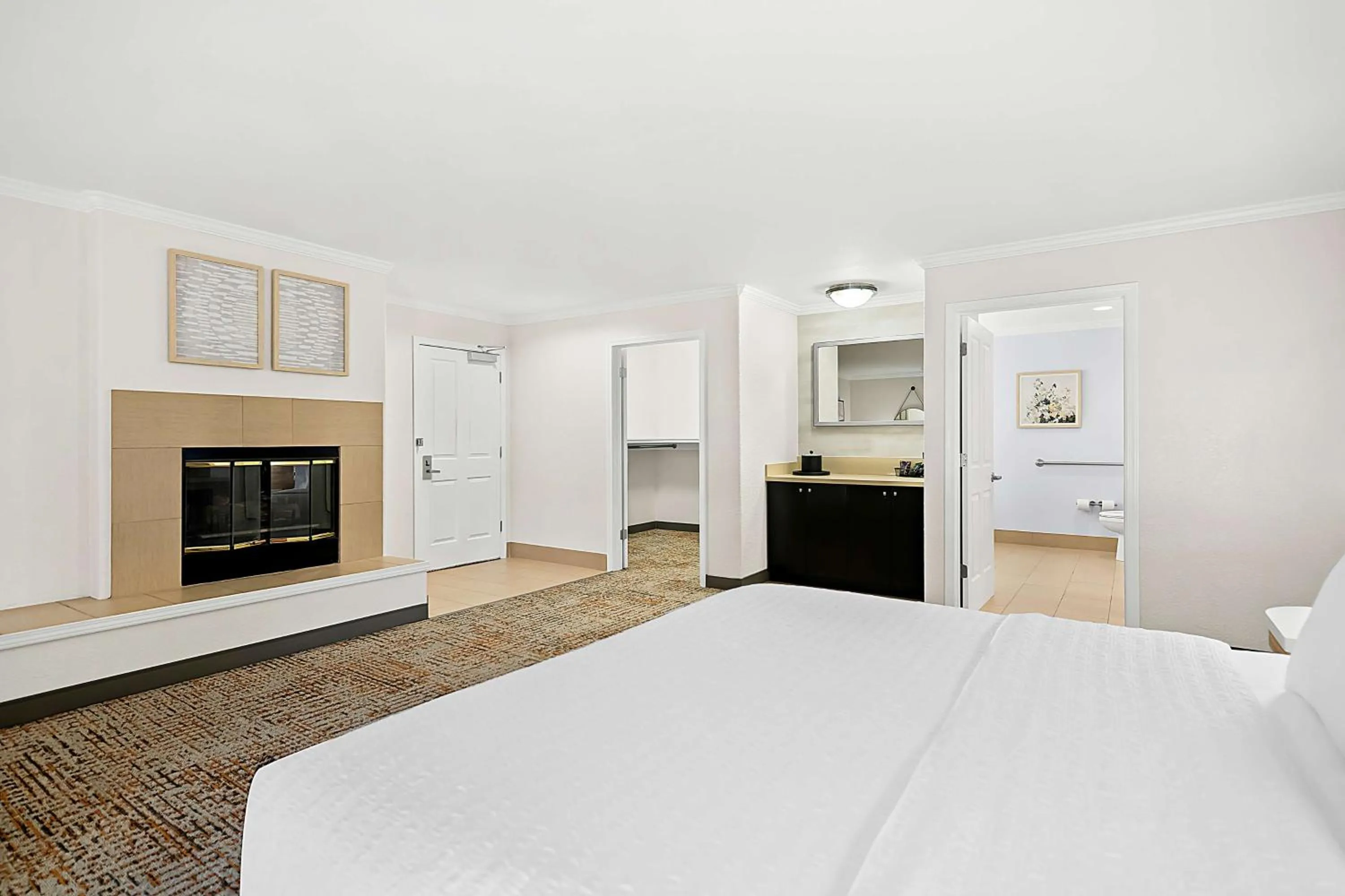 Photo of the whole room, Bed in Hampton Inn Morgan Hill