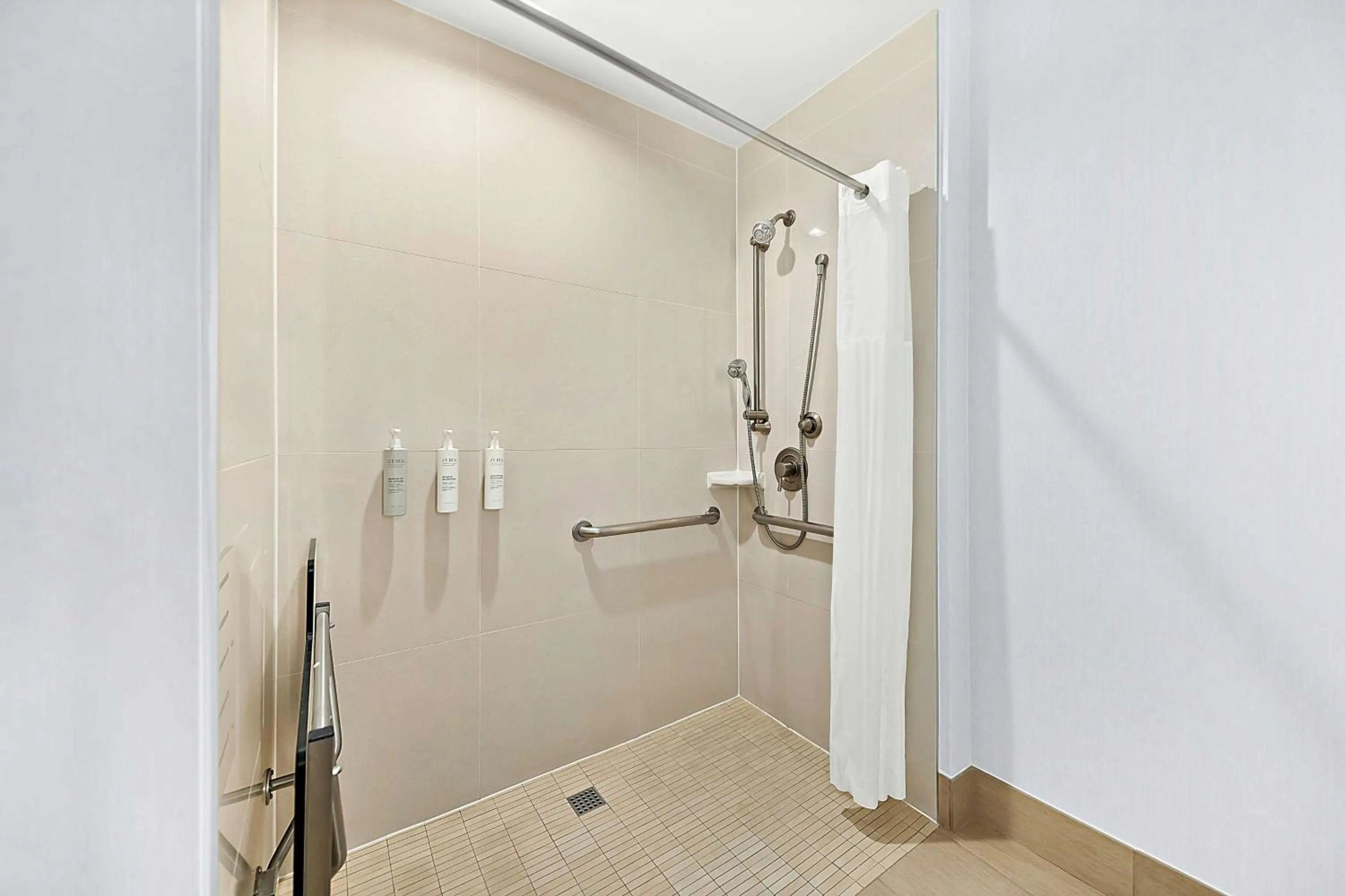 Bathroom in Hampton Inn Morgan Hill