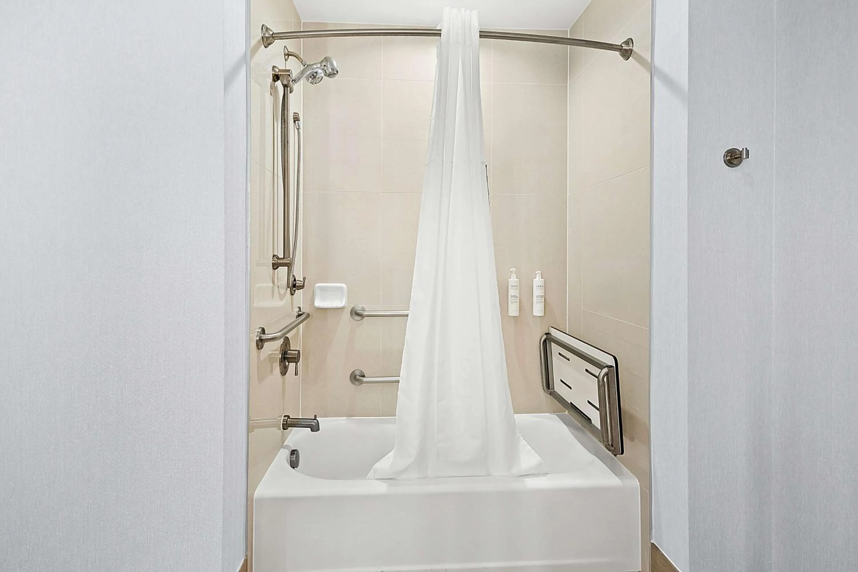 Bathroom in Hampton Inn Morgan Hill