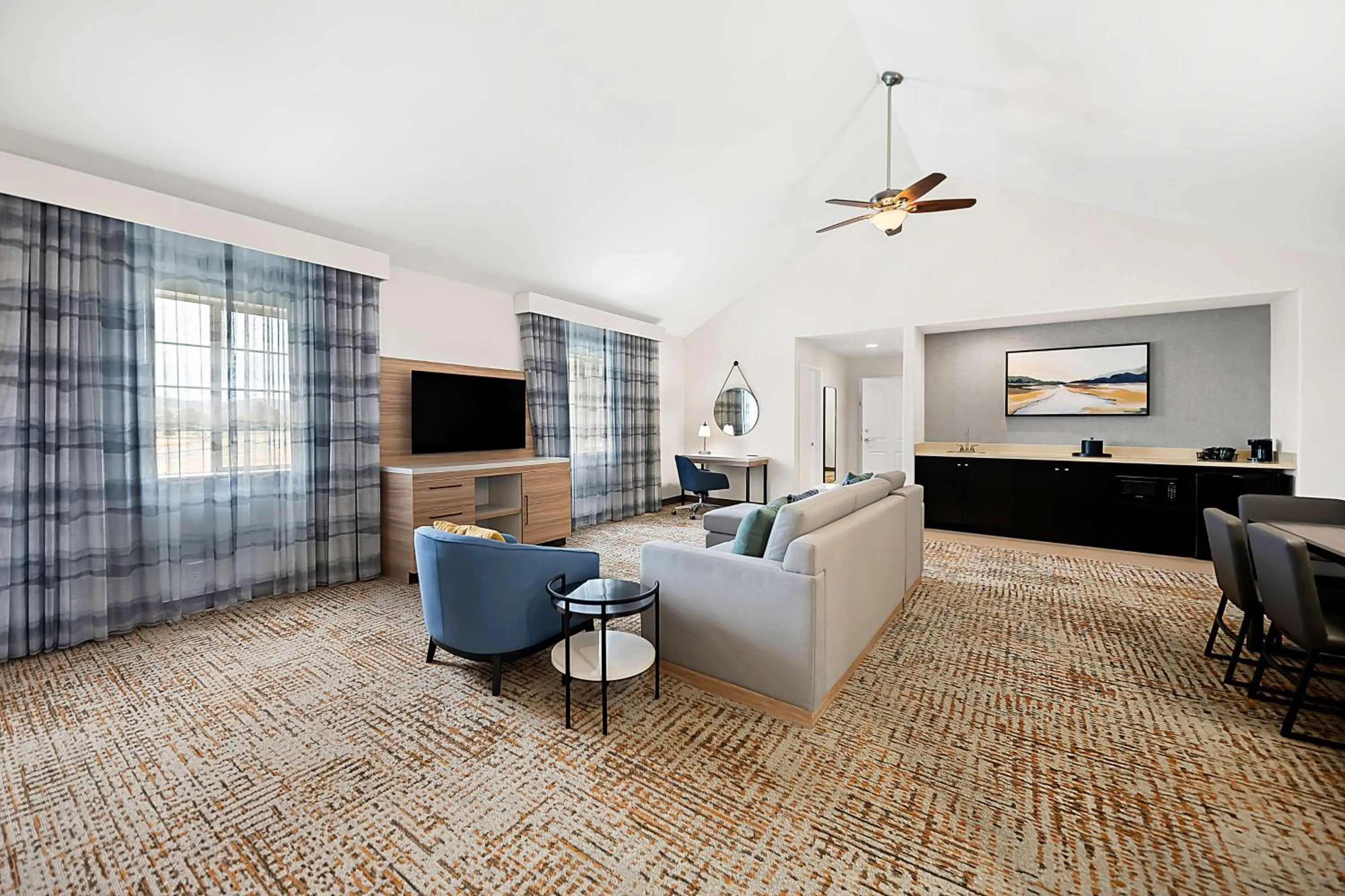 Living room in Hampton Inn Morgan Hill