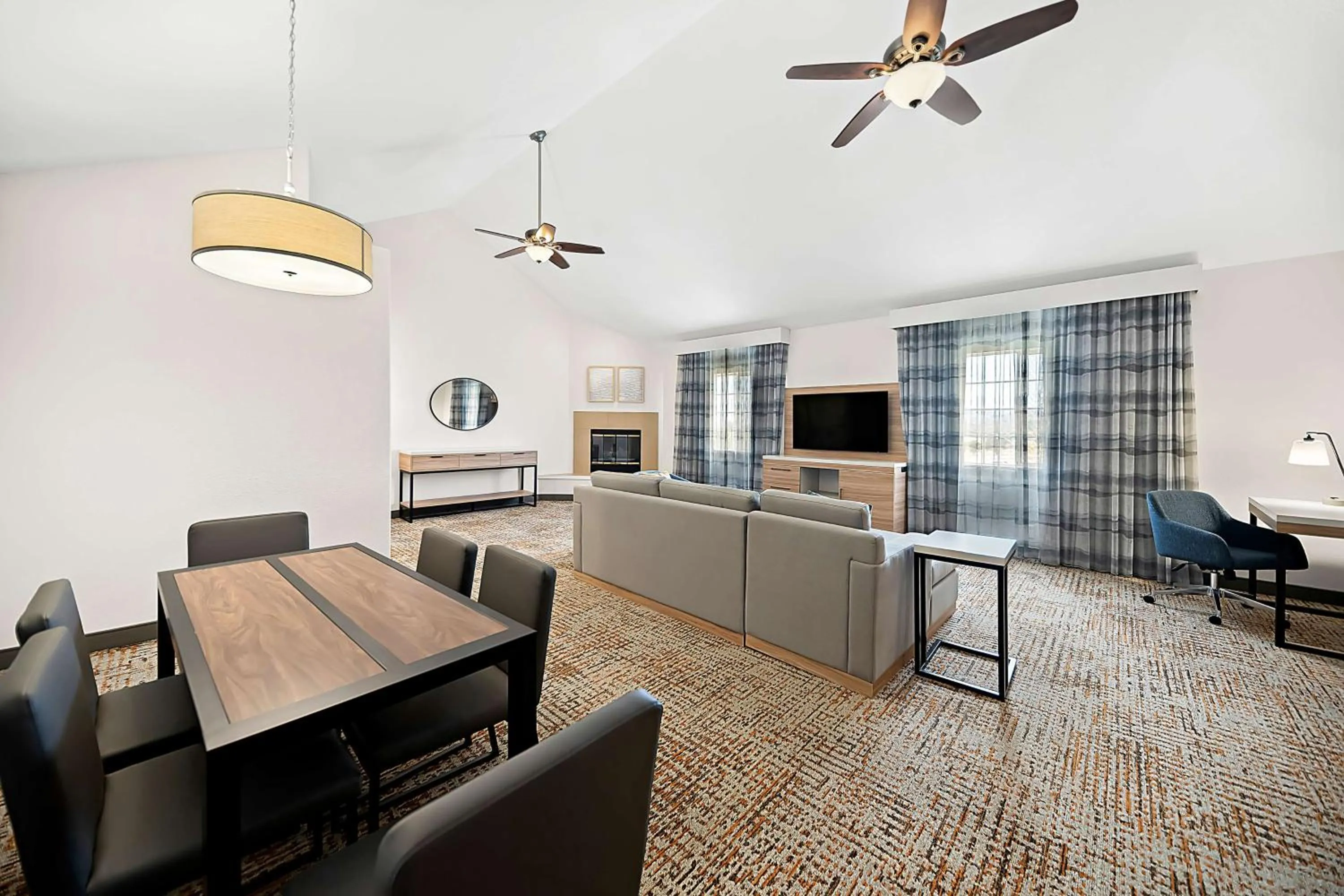 Living room in Hampton Inn Morgan Hill