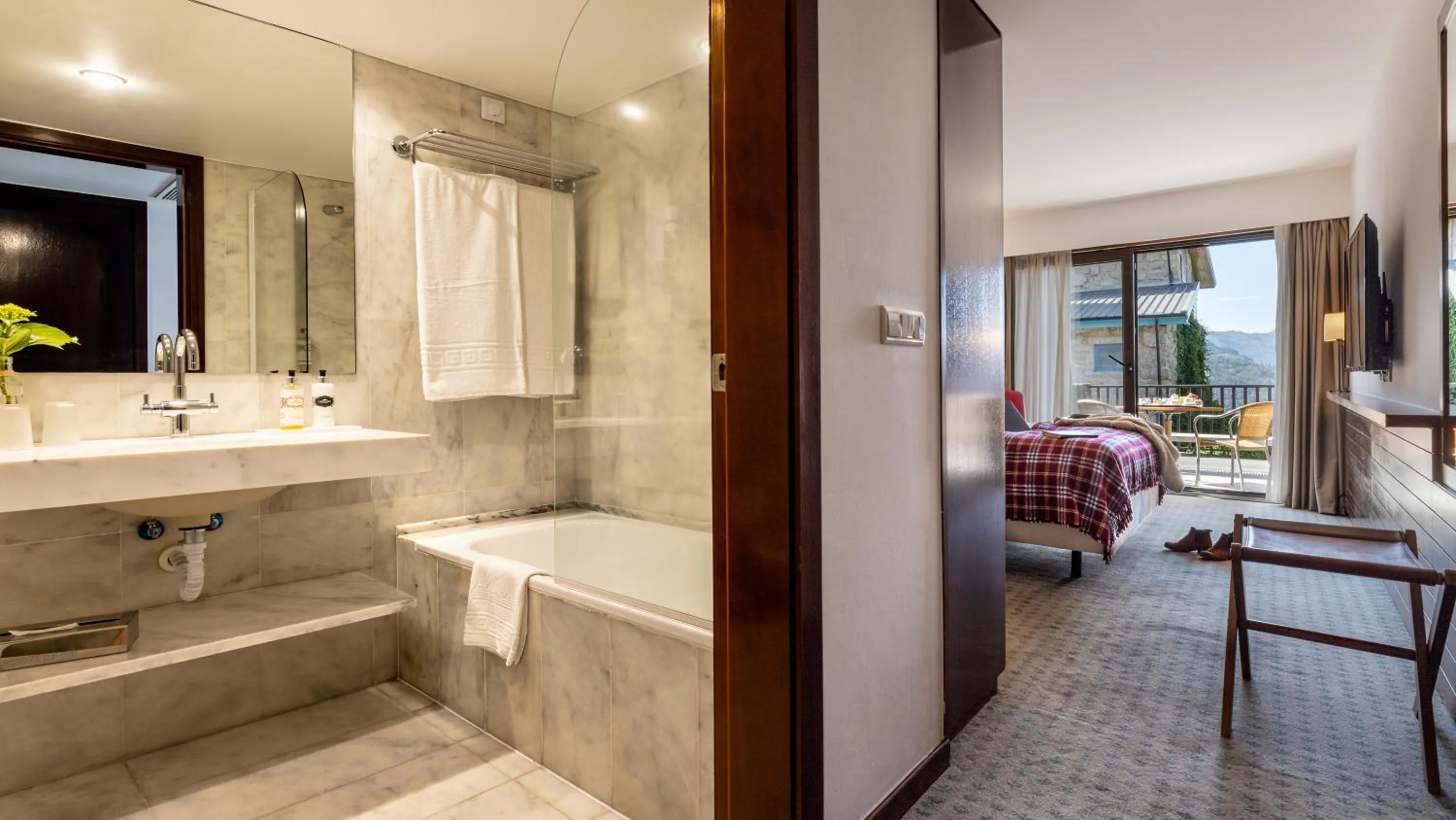 Bathroom, Bed in Pousada Geres-Caniçada