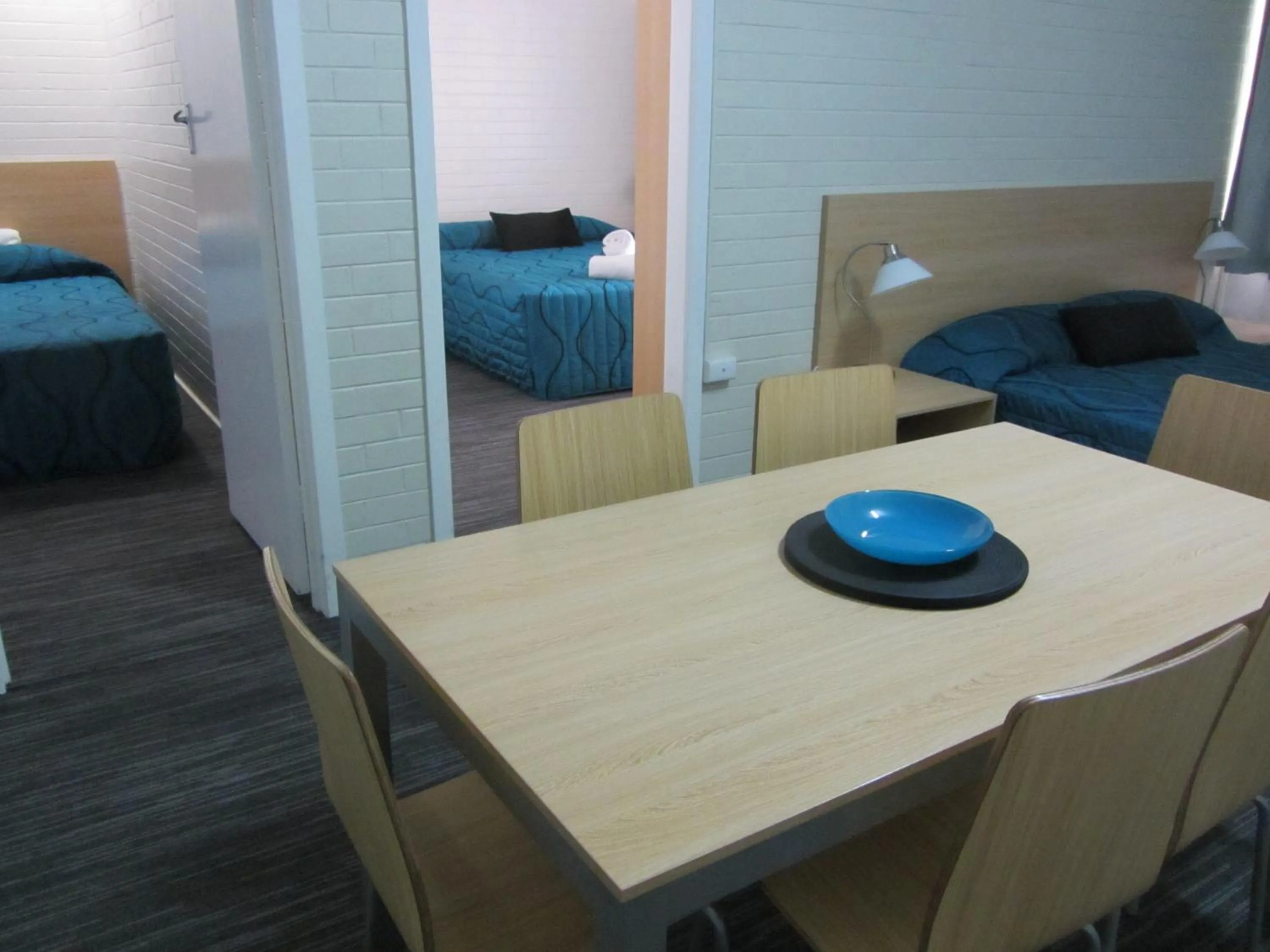 Living room, Bed in Urangan Motor Inn