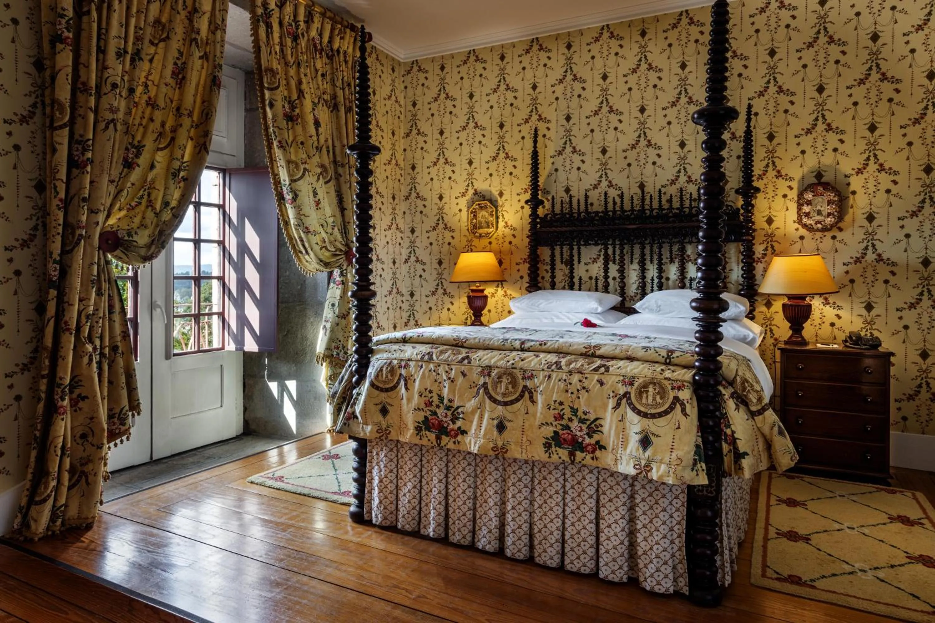 Bed in Pousada Mosteiro de Guimaraes